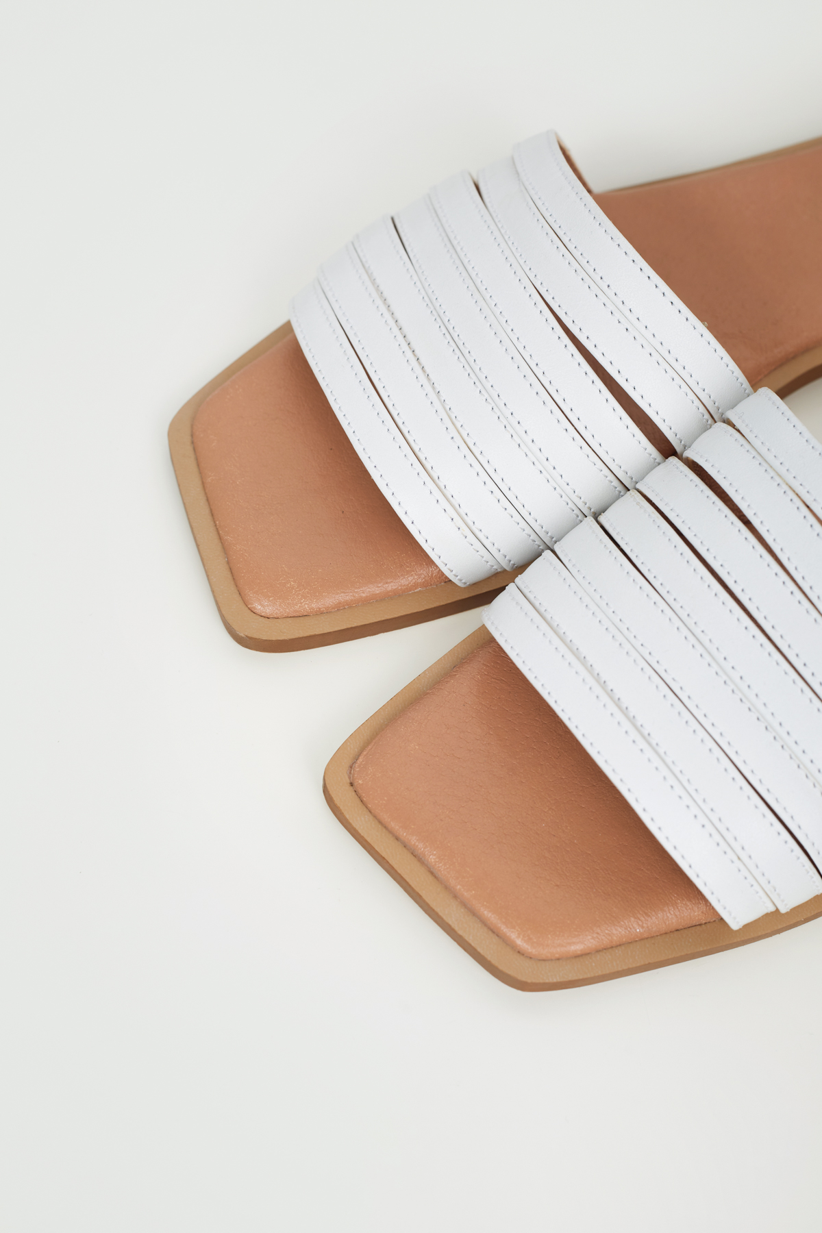 Low-cut leather mules in white, photo 4