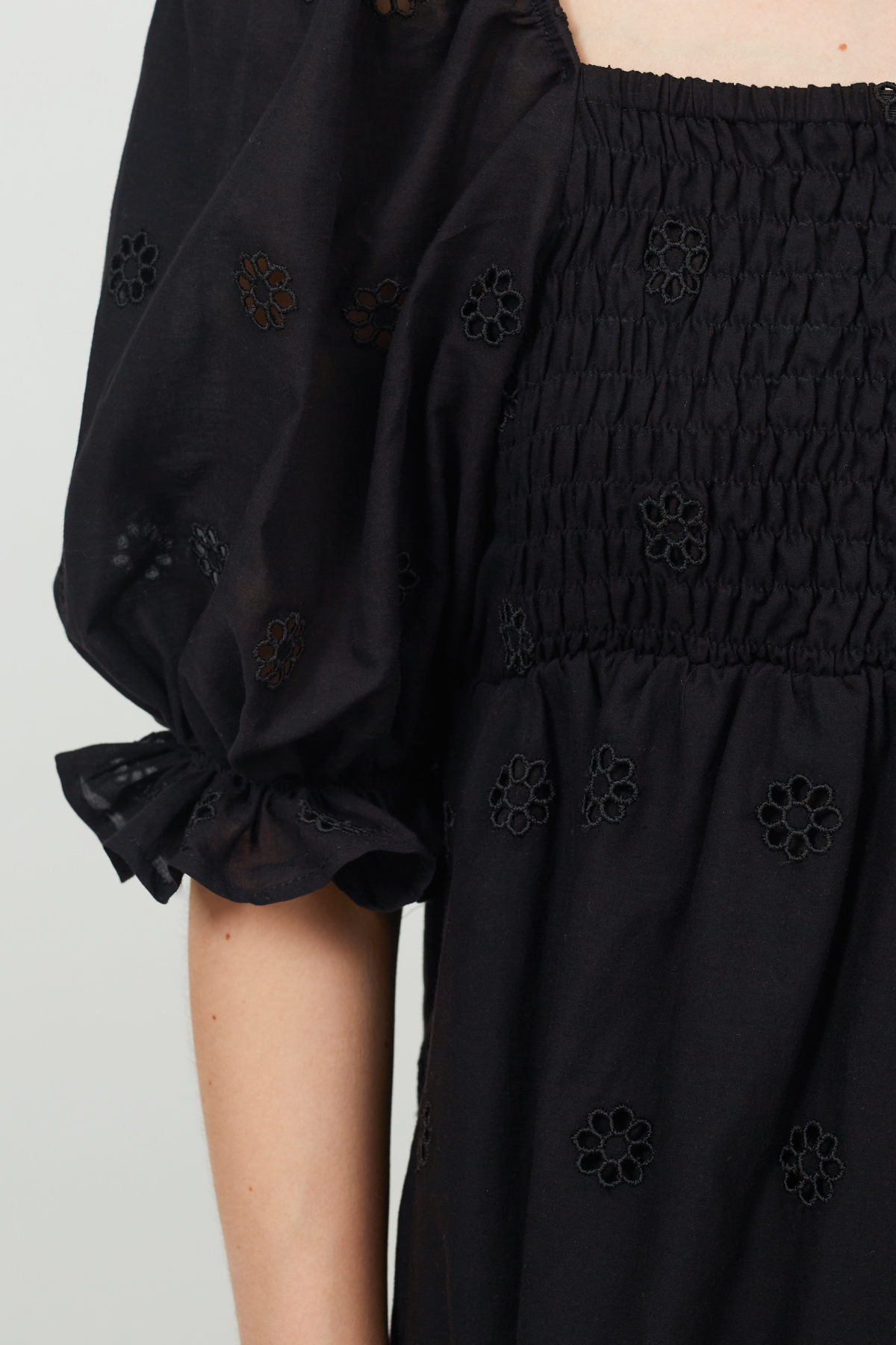 Бавовняна коротка сукня з чорного шиття, фото 3