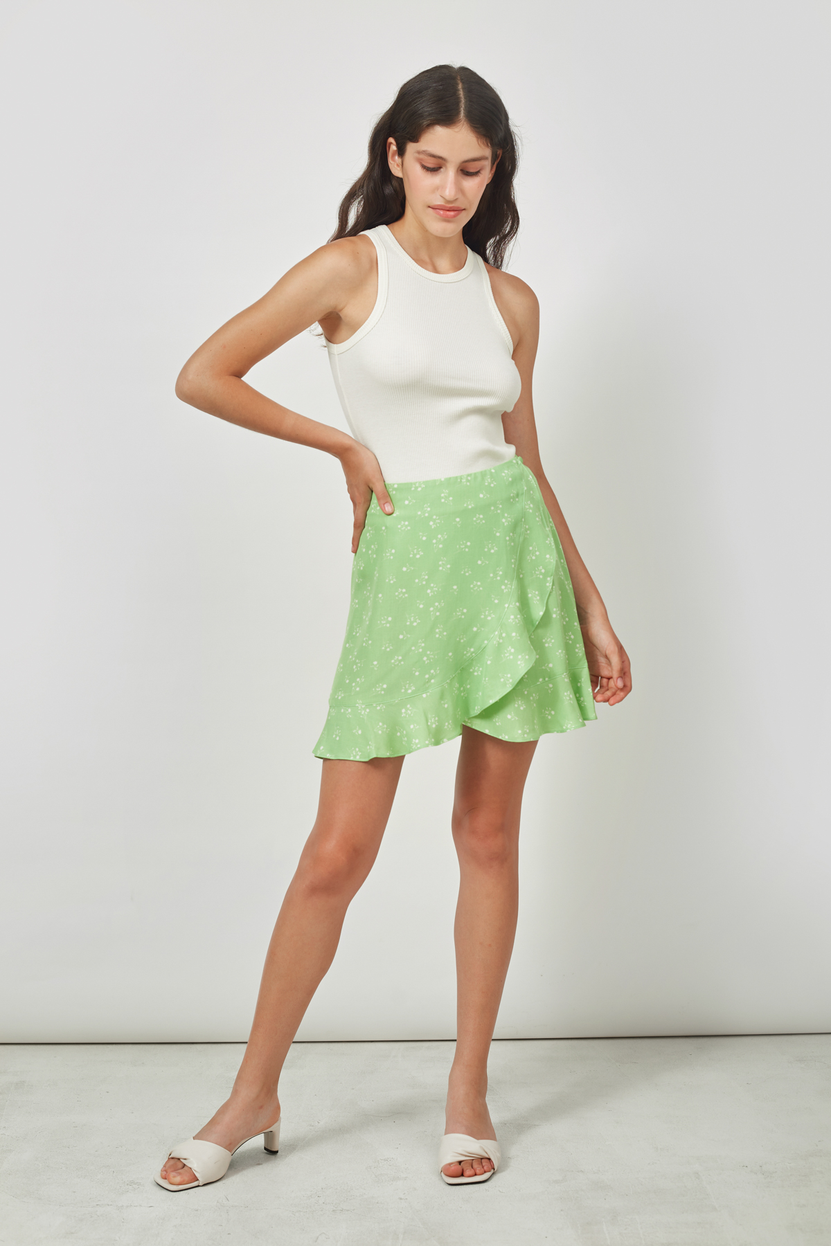 Короткая юбка из вискозы мятного цвета в цветочный принт, фото 2
