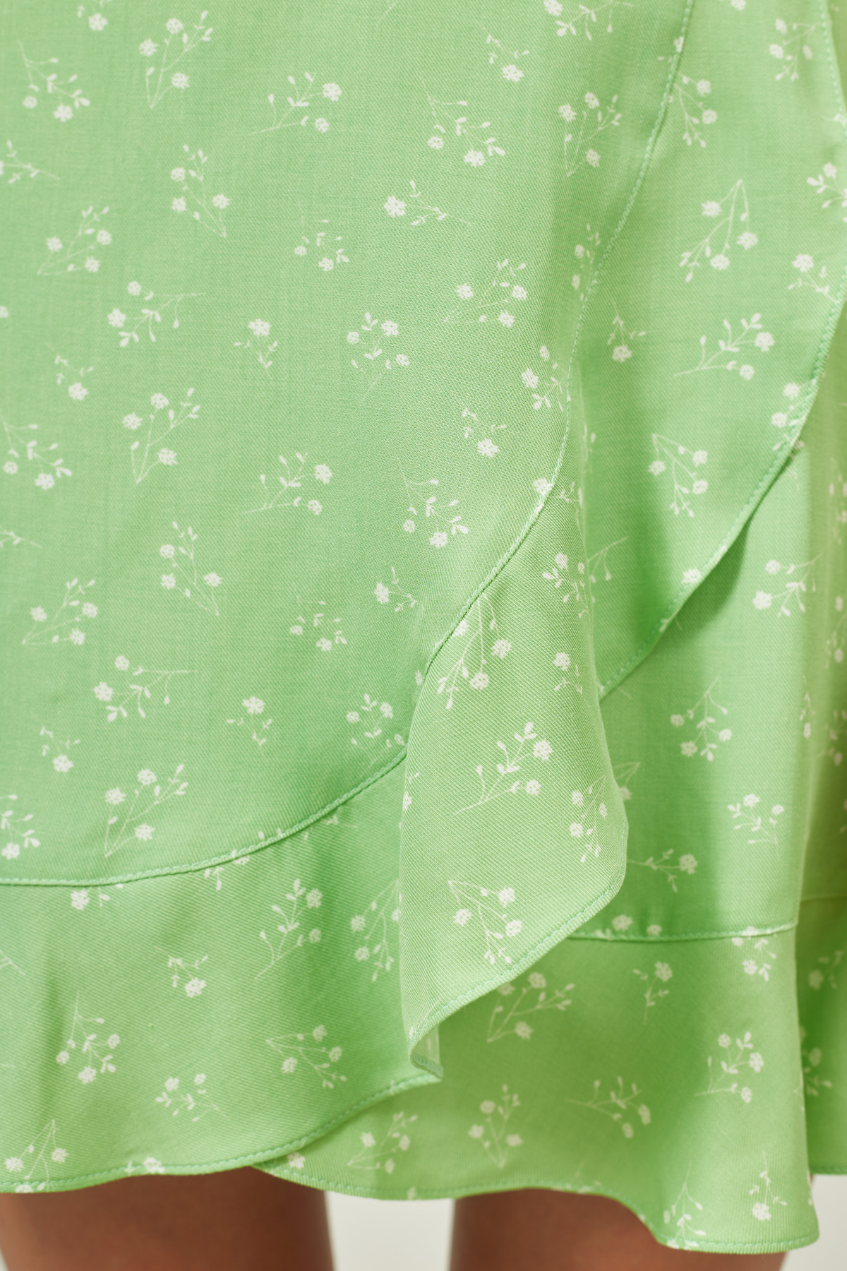 Короткая юбка из вискозы мятного цвета в цветочный принт, фото 3