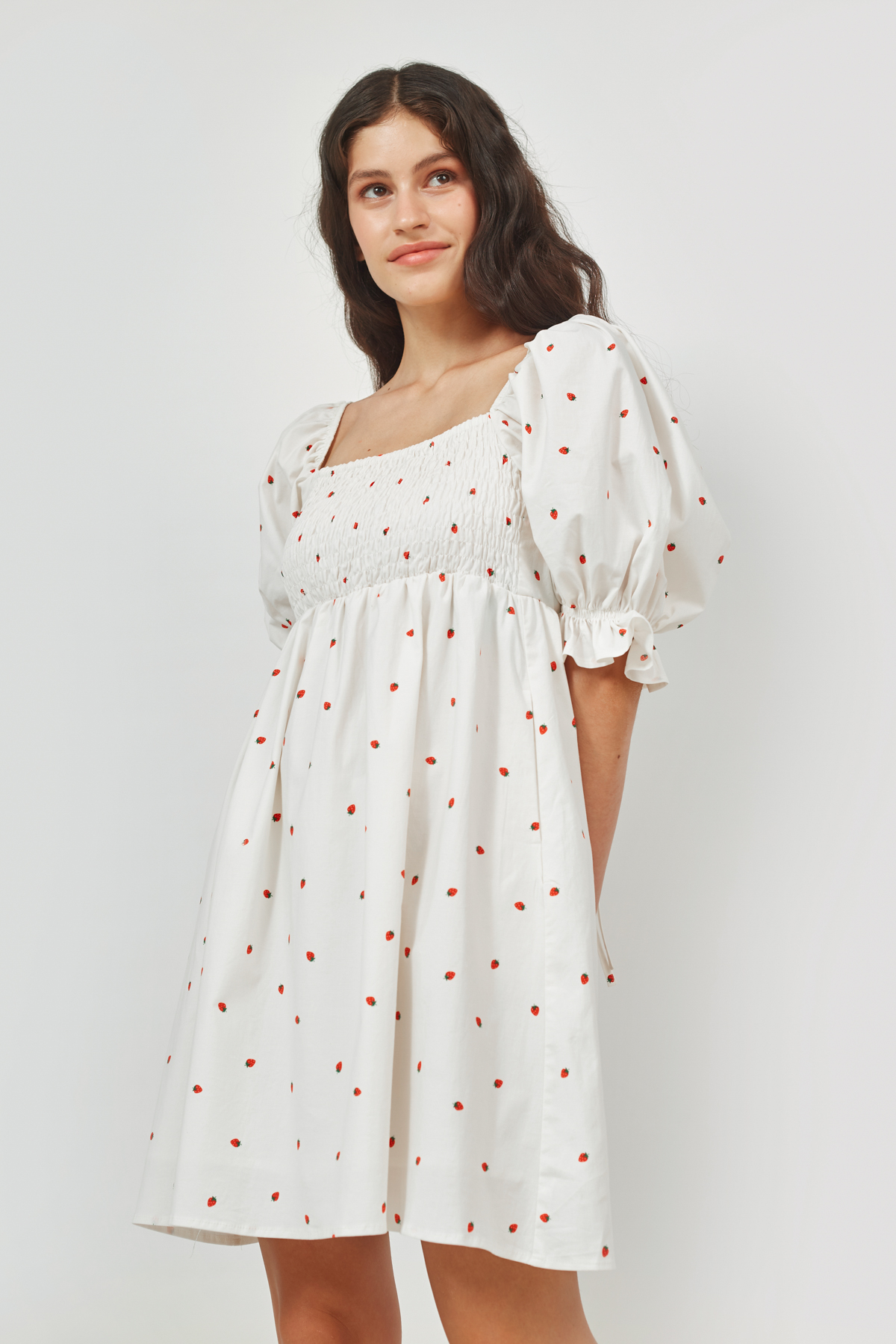 Short dress in strawberry print, photo 2