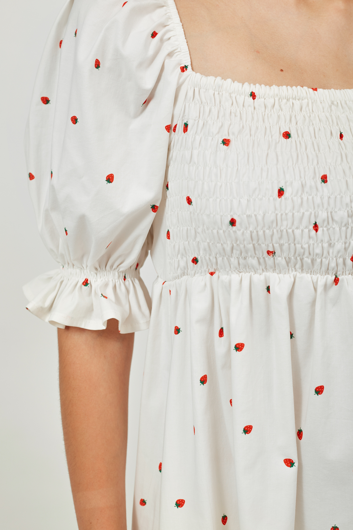 Short dress in strawberry print, photo 4