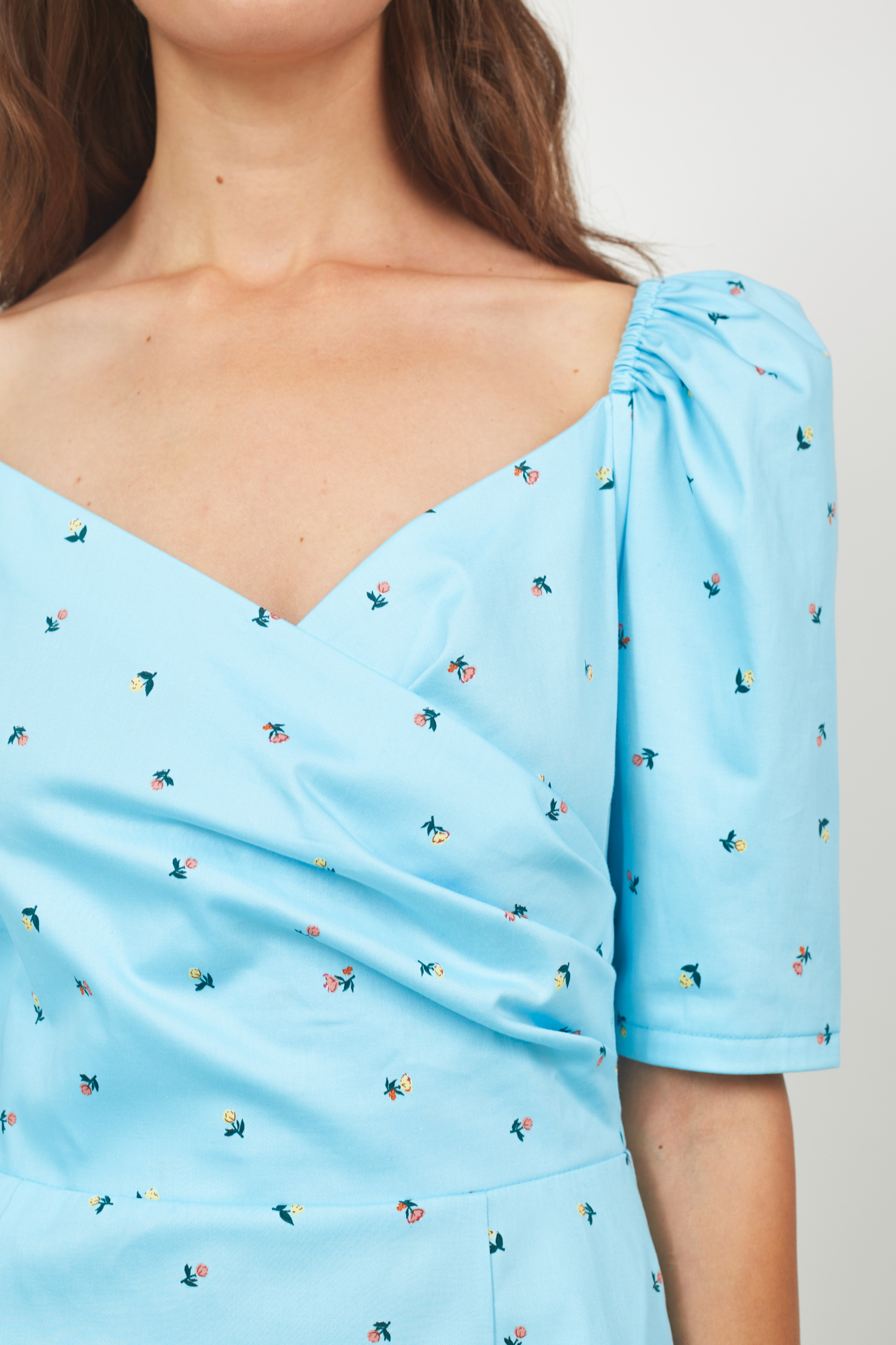 Коротка сукня блакитного кольору в квітковий принт, фото 3