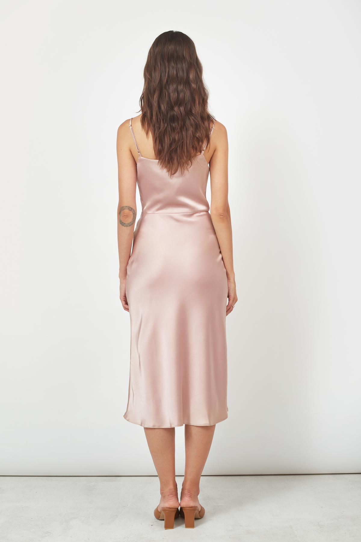 Сукня-комбінація з провисанням в області декольте пудрового кольору, фото 3