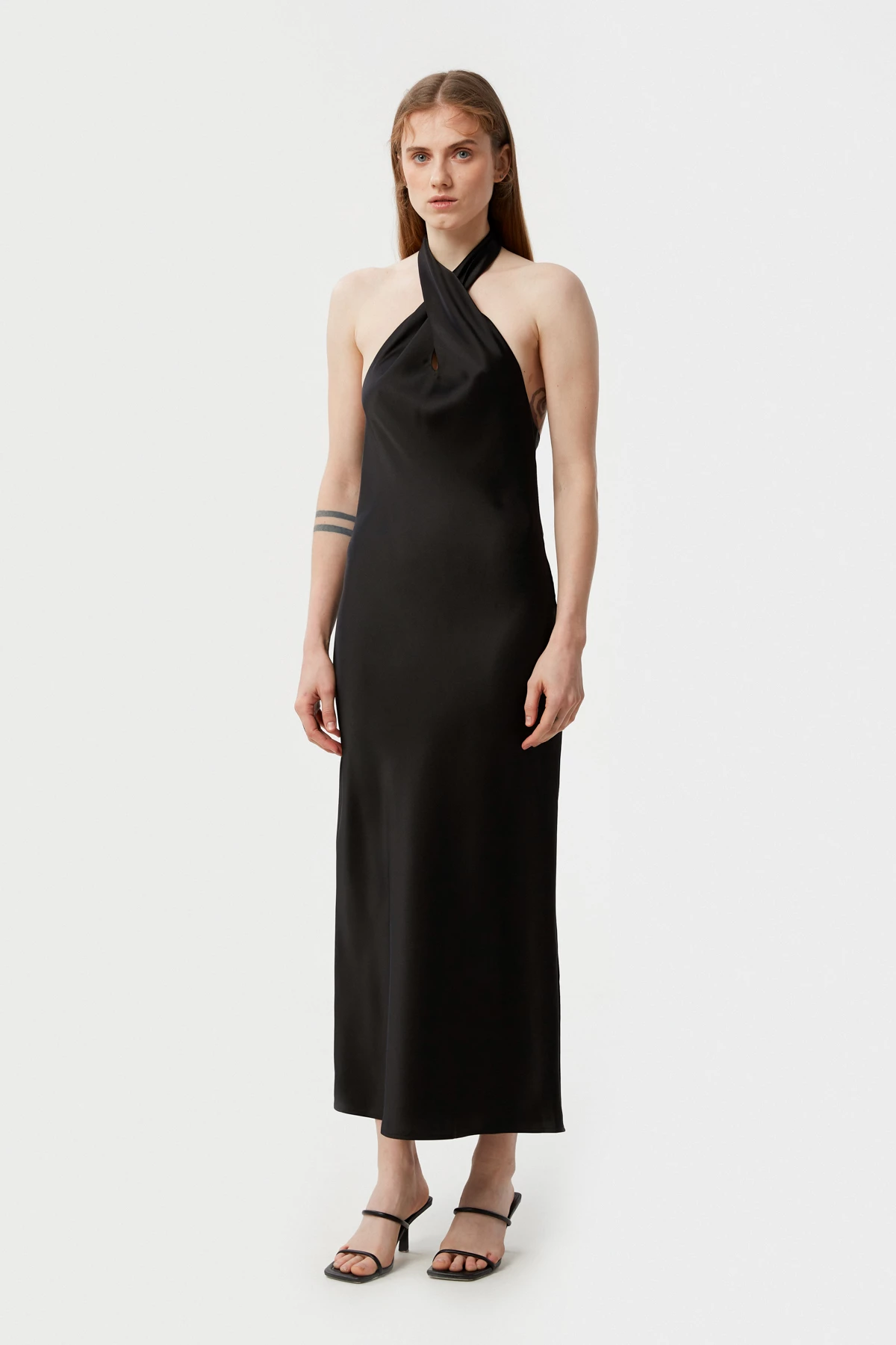 Сатиновое платье миди черного цвета с плетением, фото 1