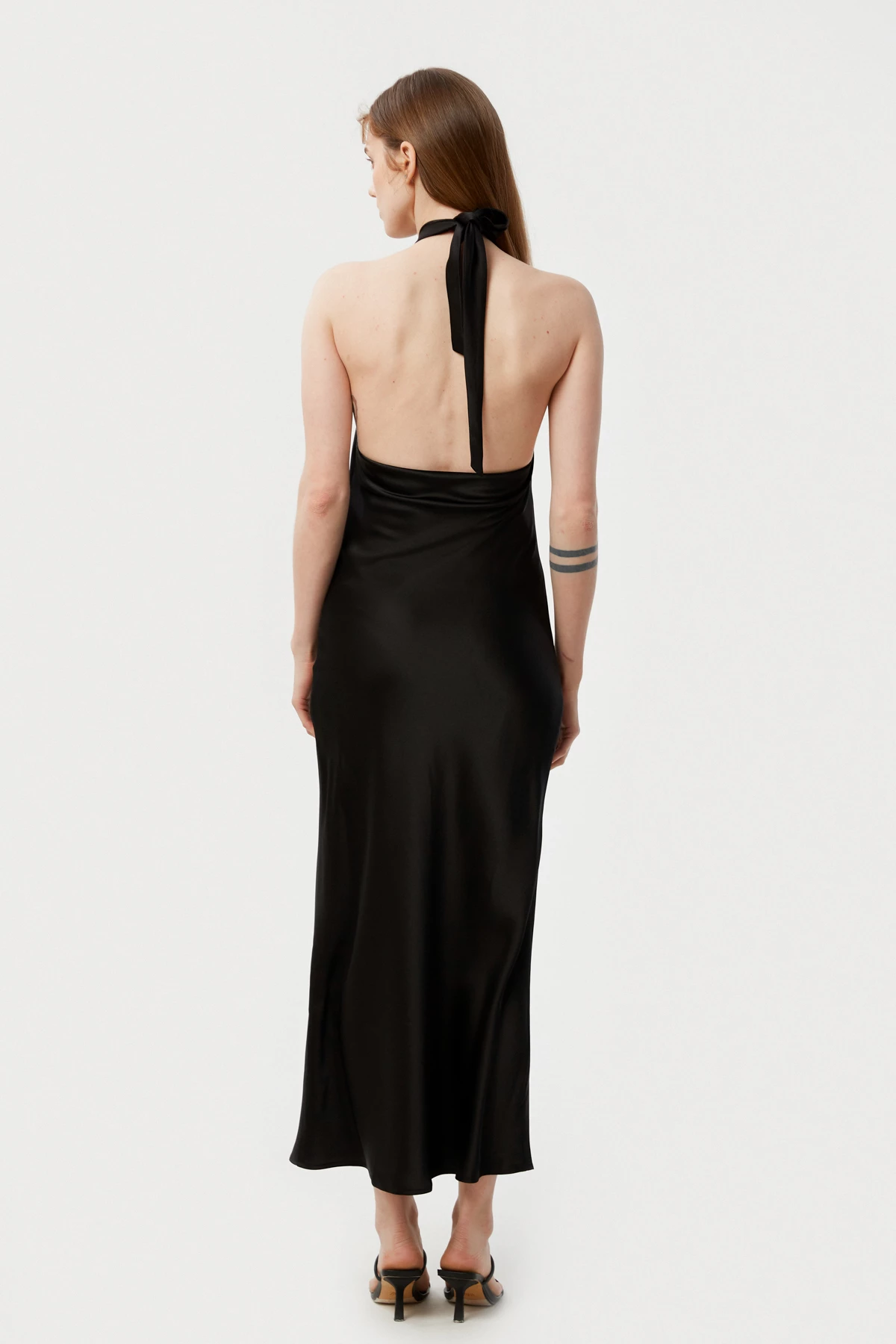 Сатиновое платье миди черного цвета с плетением, фото 3