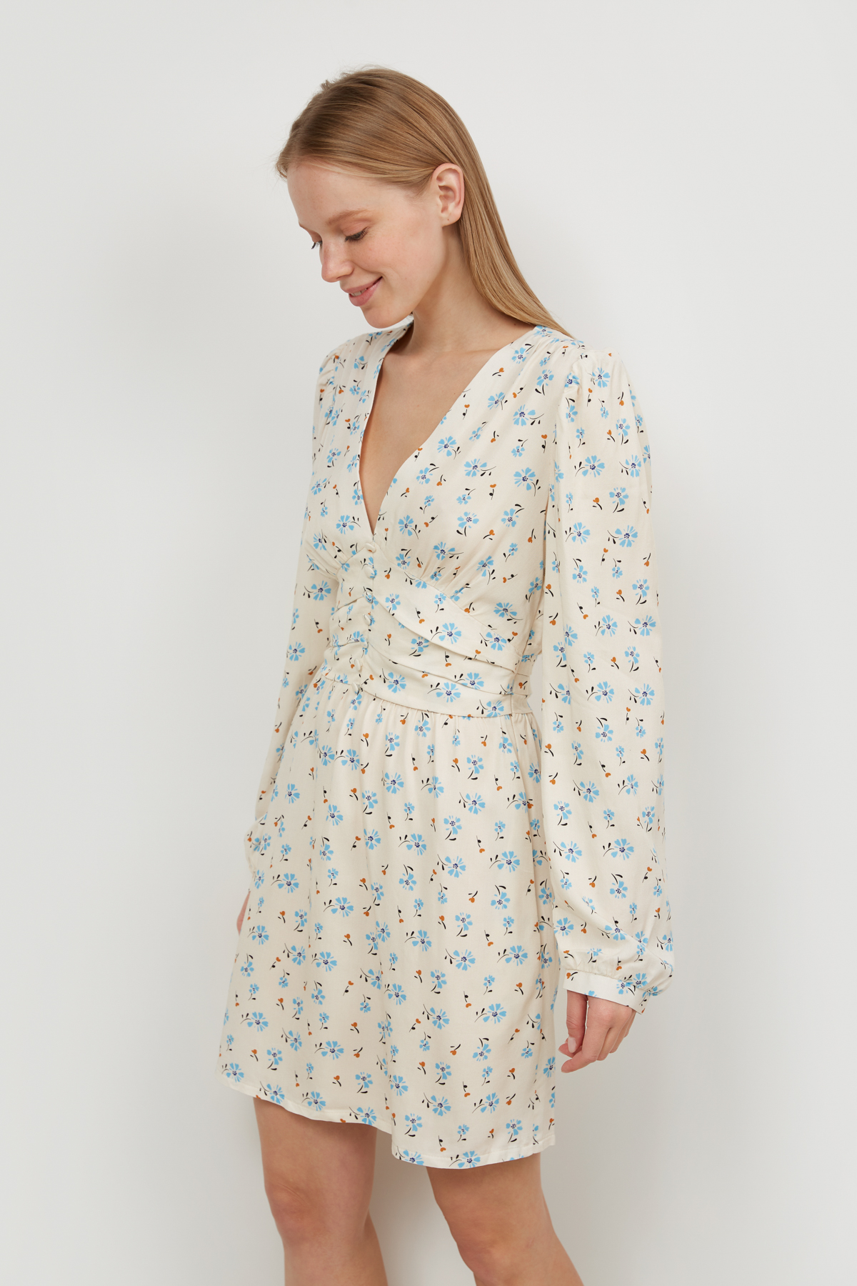 Коротка сукня з віскози з відрізною талією молочного кольору в квітковий принт, фото 3