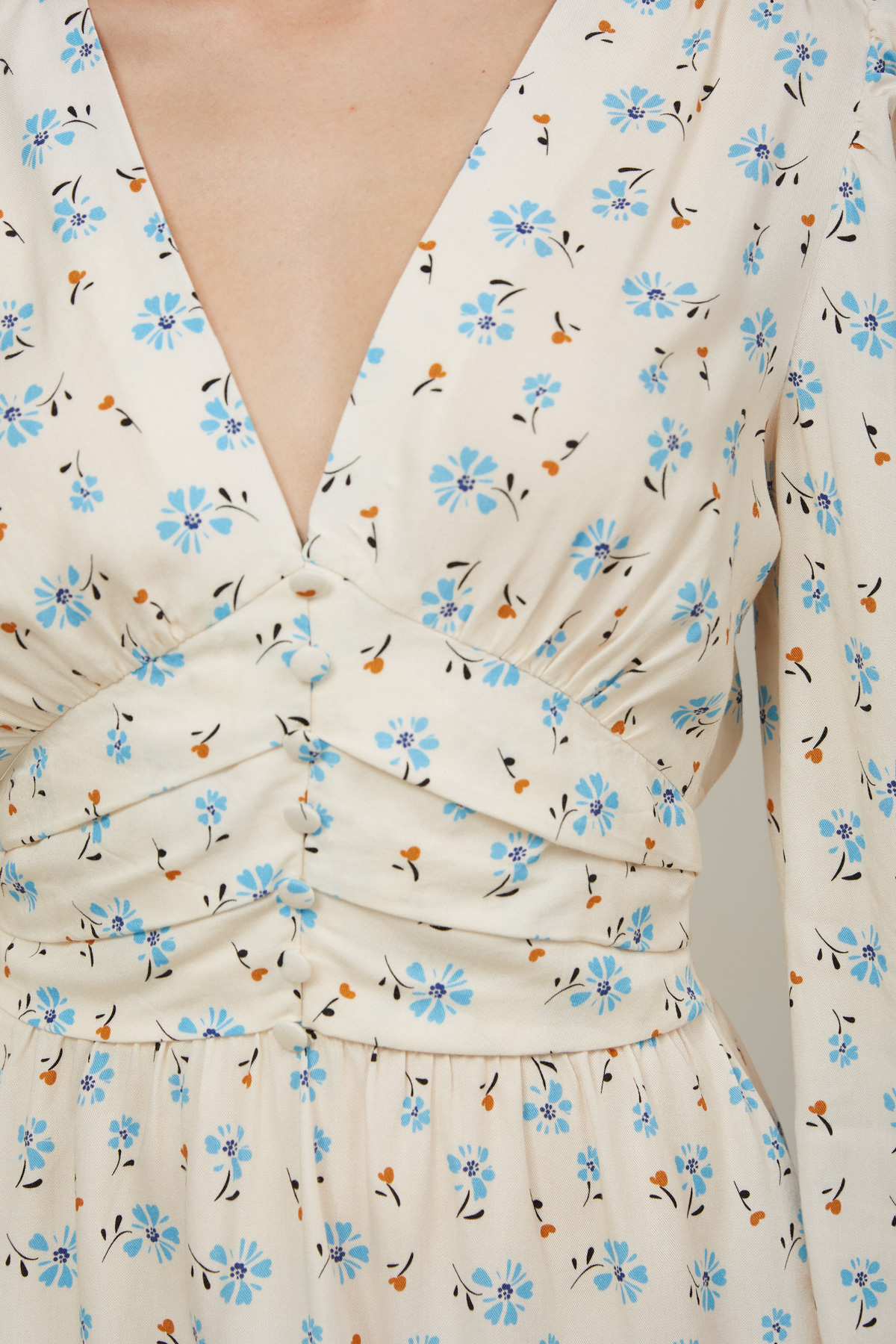 Коротка сукня з віскози з відрізною талією молочного кольору в квітковий принт, фото 4