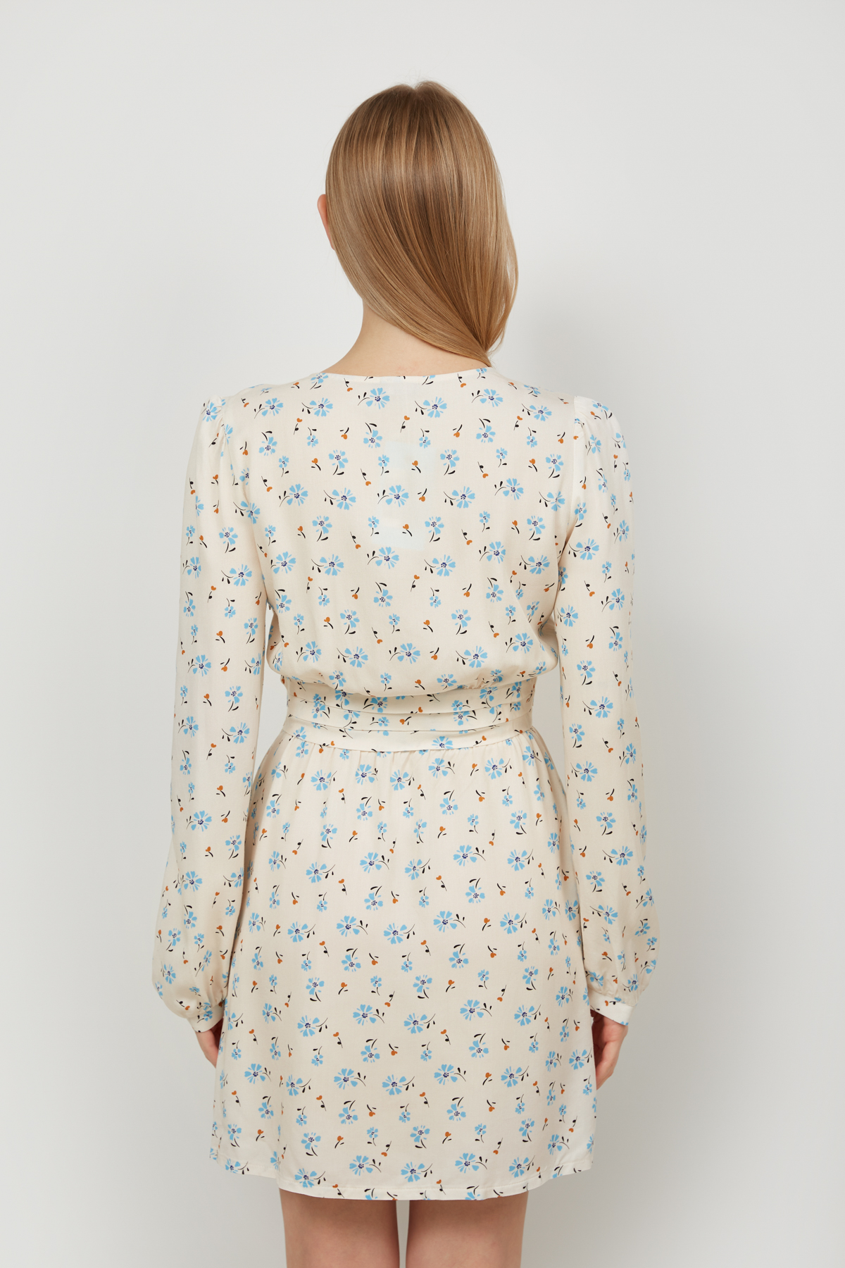 Коротка сукня з віскози з відрізною талією молочного кольору в квітковий принт, фото 5