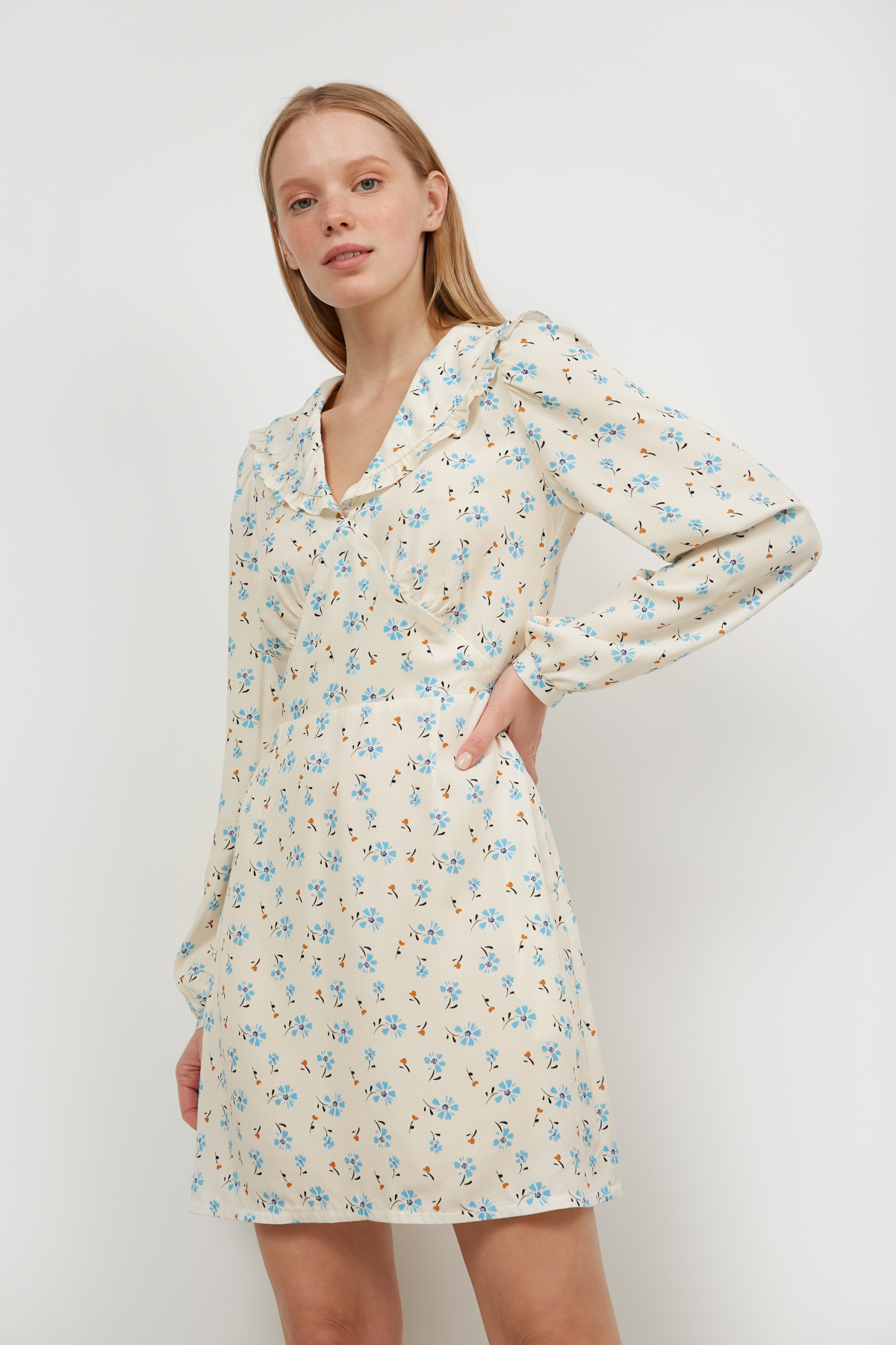 Коротка сукня з віскози молочного кольору в квітковий принт, фото 2