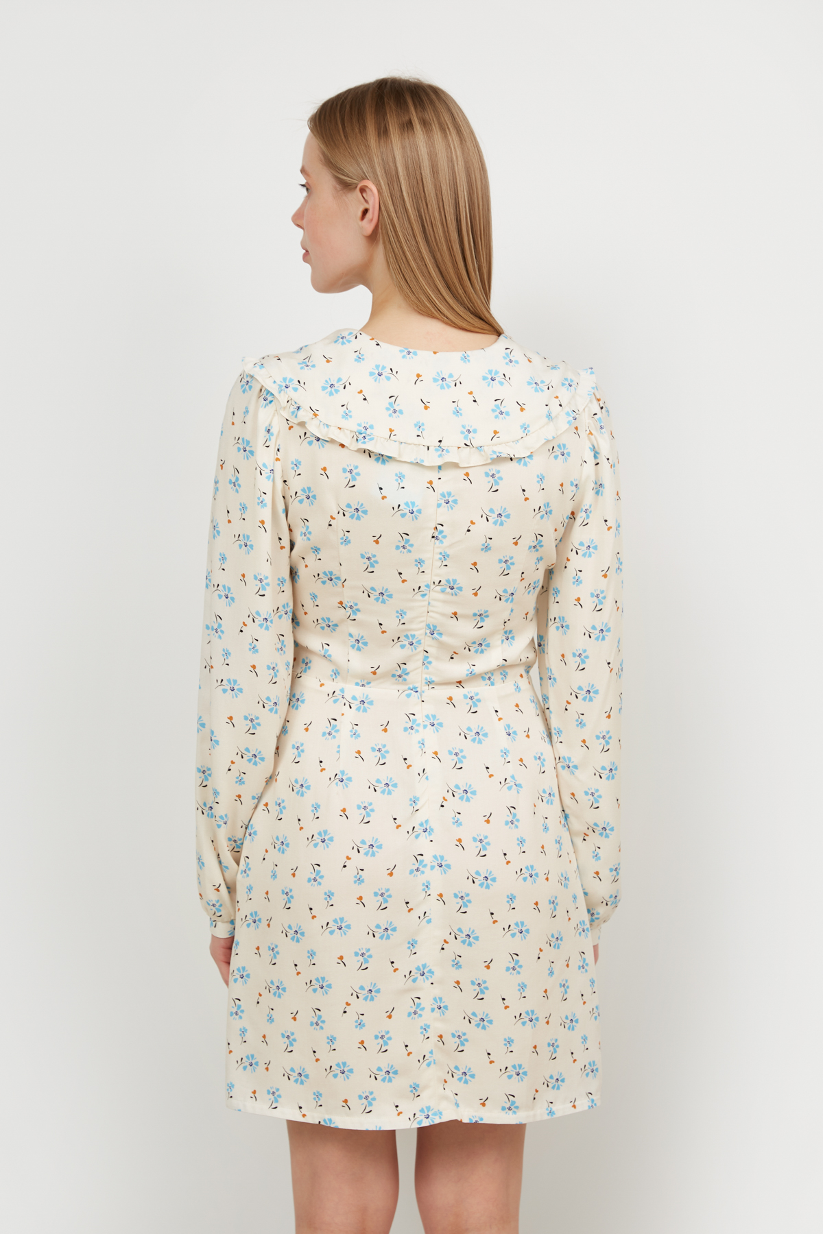 Коротка сукня з віскози молочного кольору в квітковий принт, фото 4