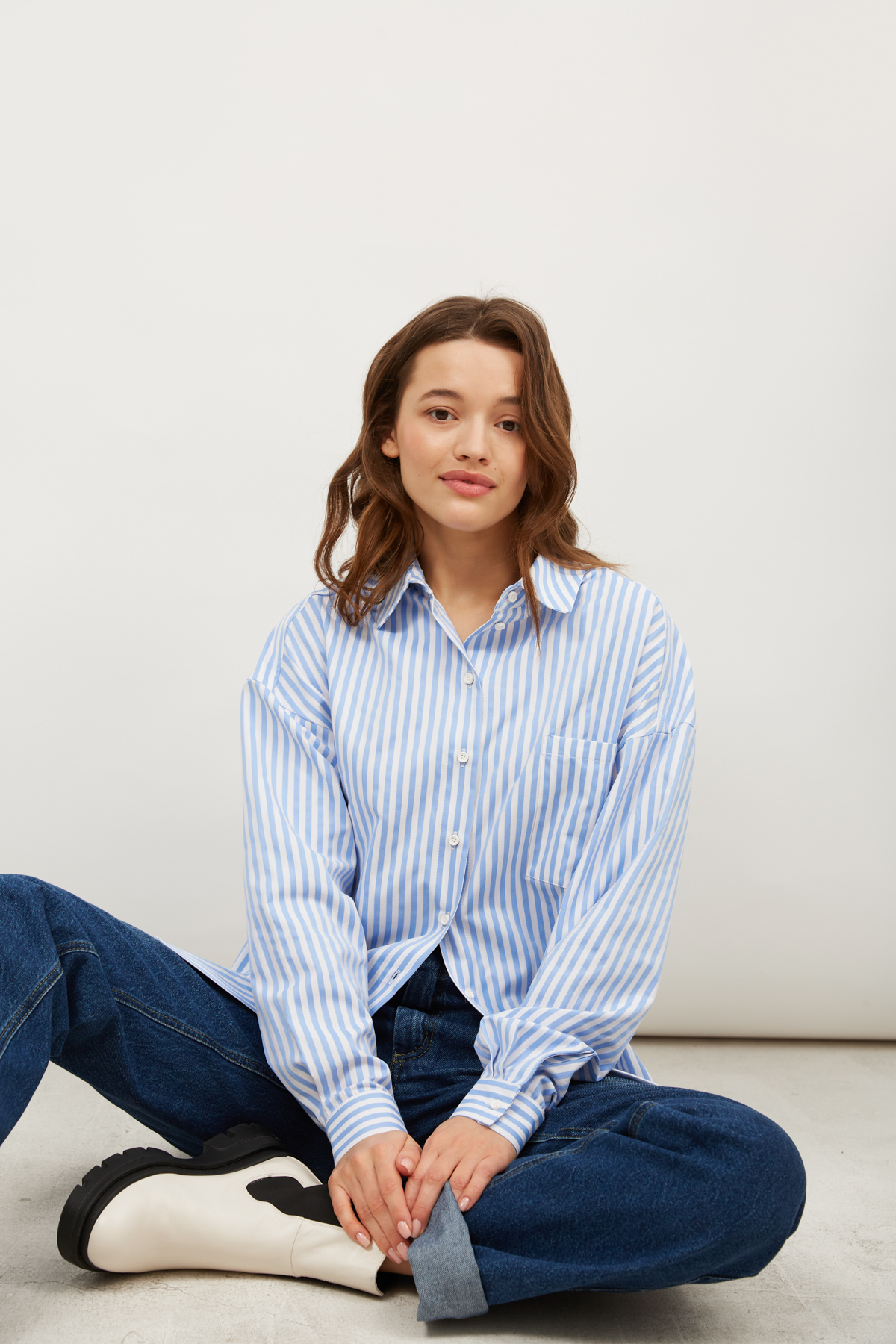 Loose fit shirt in white-blue stripe, photo 4