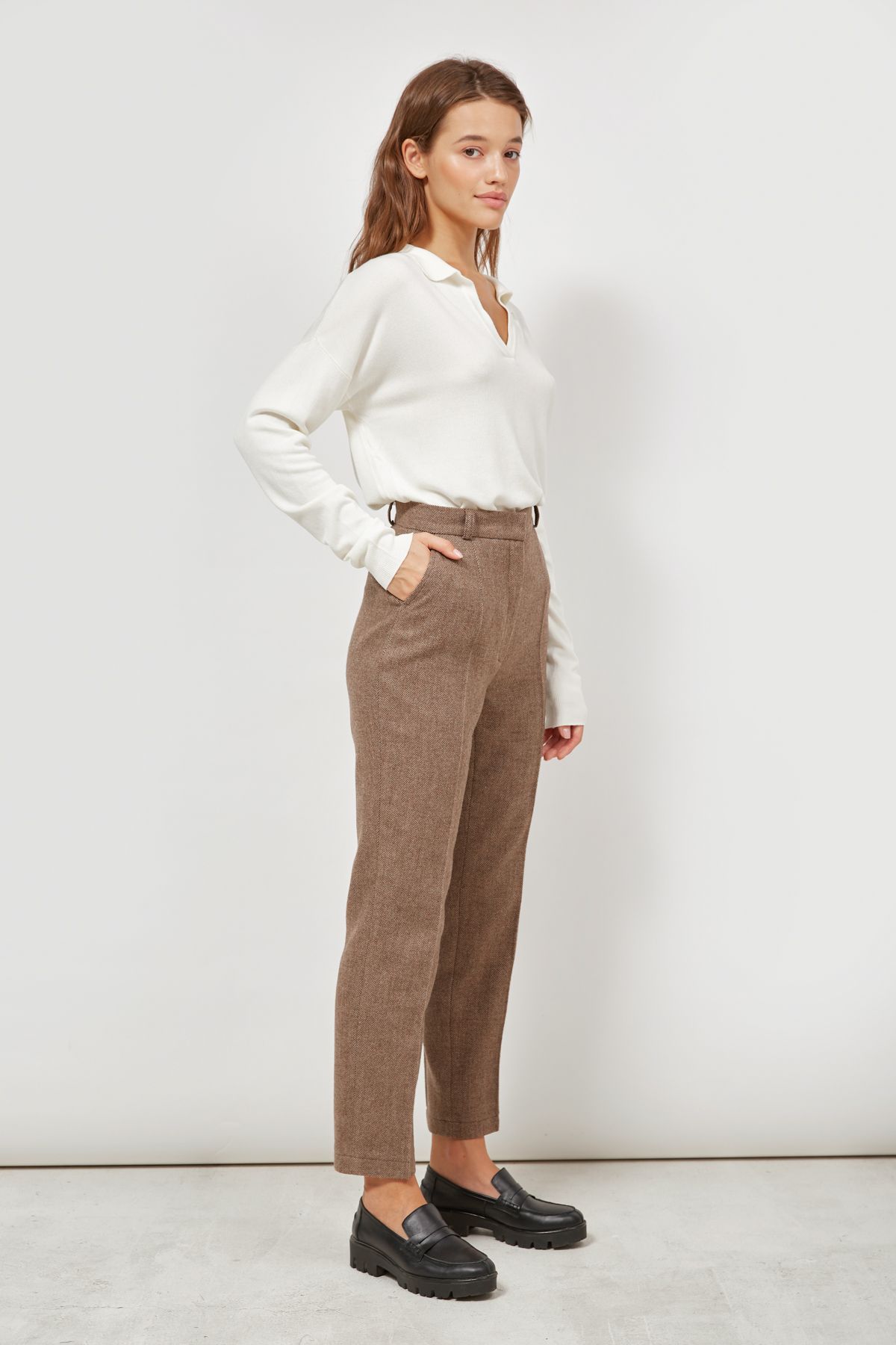 Cropped trousers with wool in brown herringbone print, photo 2