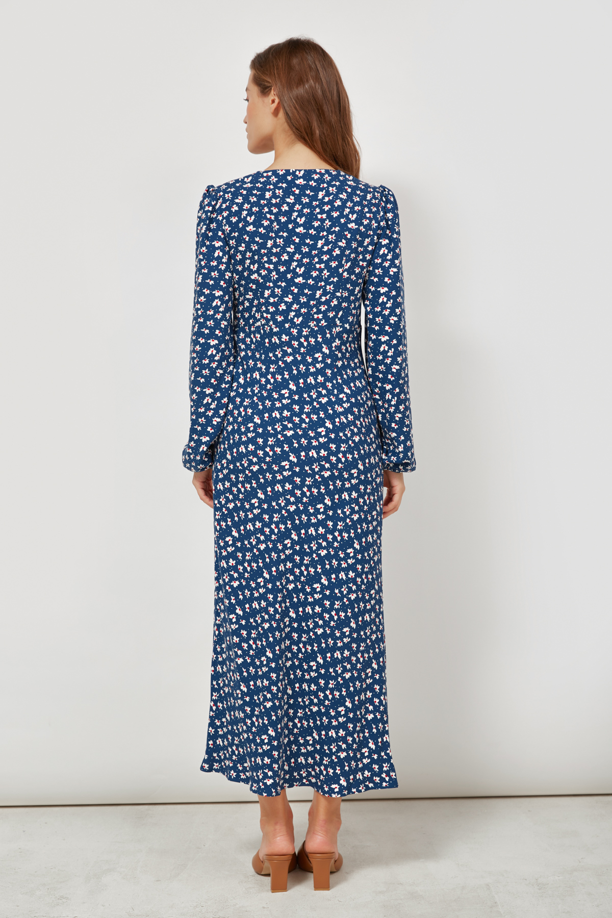 Сукня прилягаючого силуету з віскози темно-синя в принт, фото 4