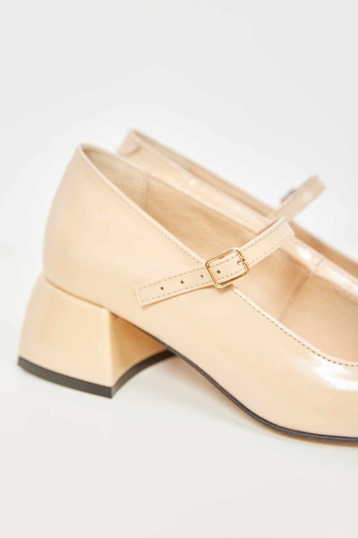 Beige patent leather shoes, photo 2