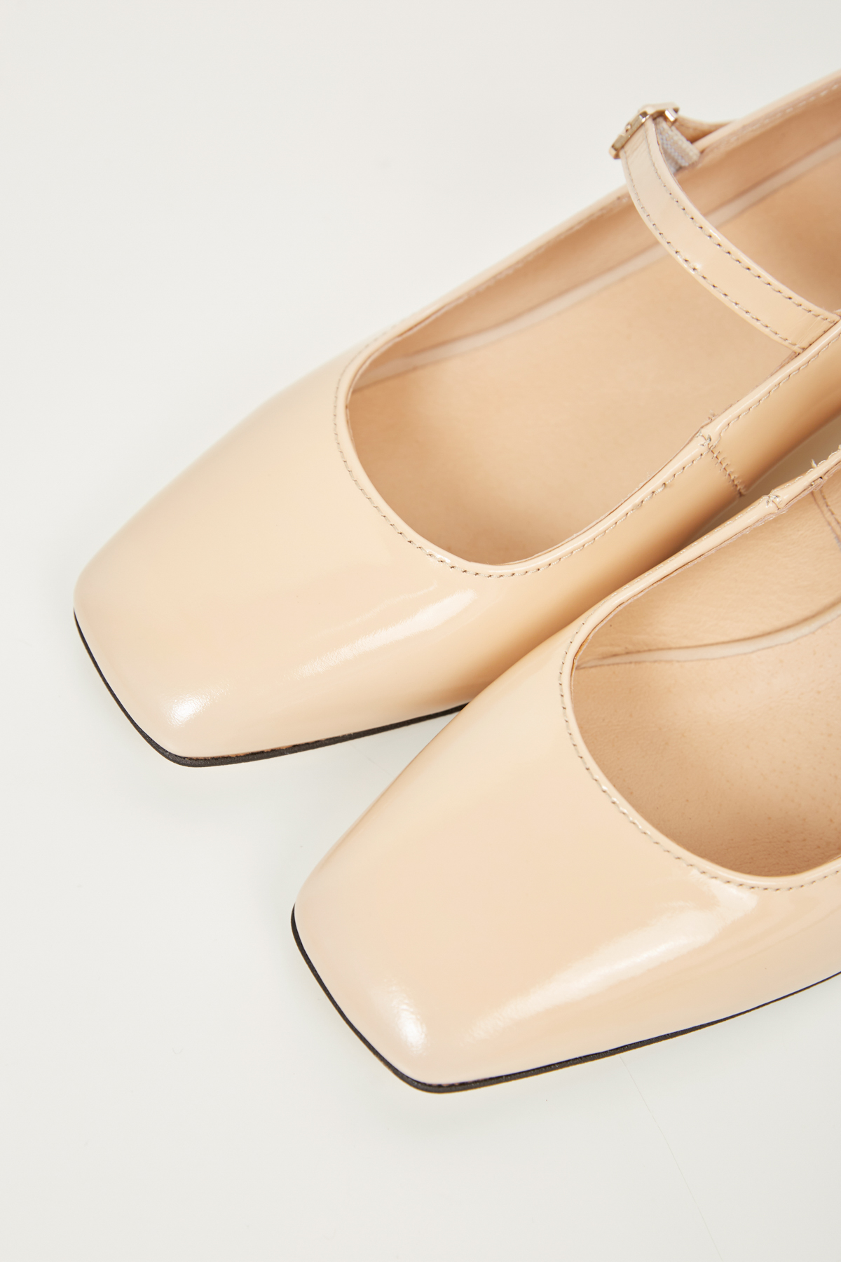 Beige patent leather shoes, photo 4