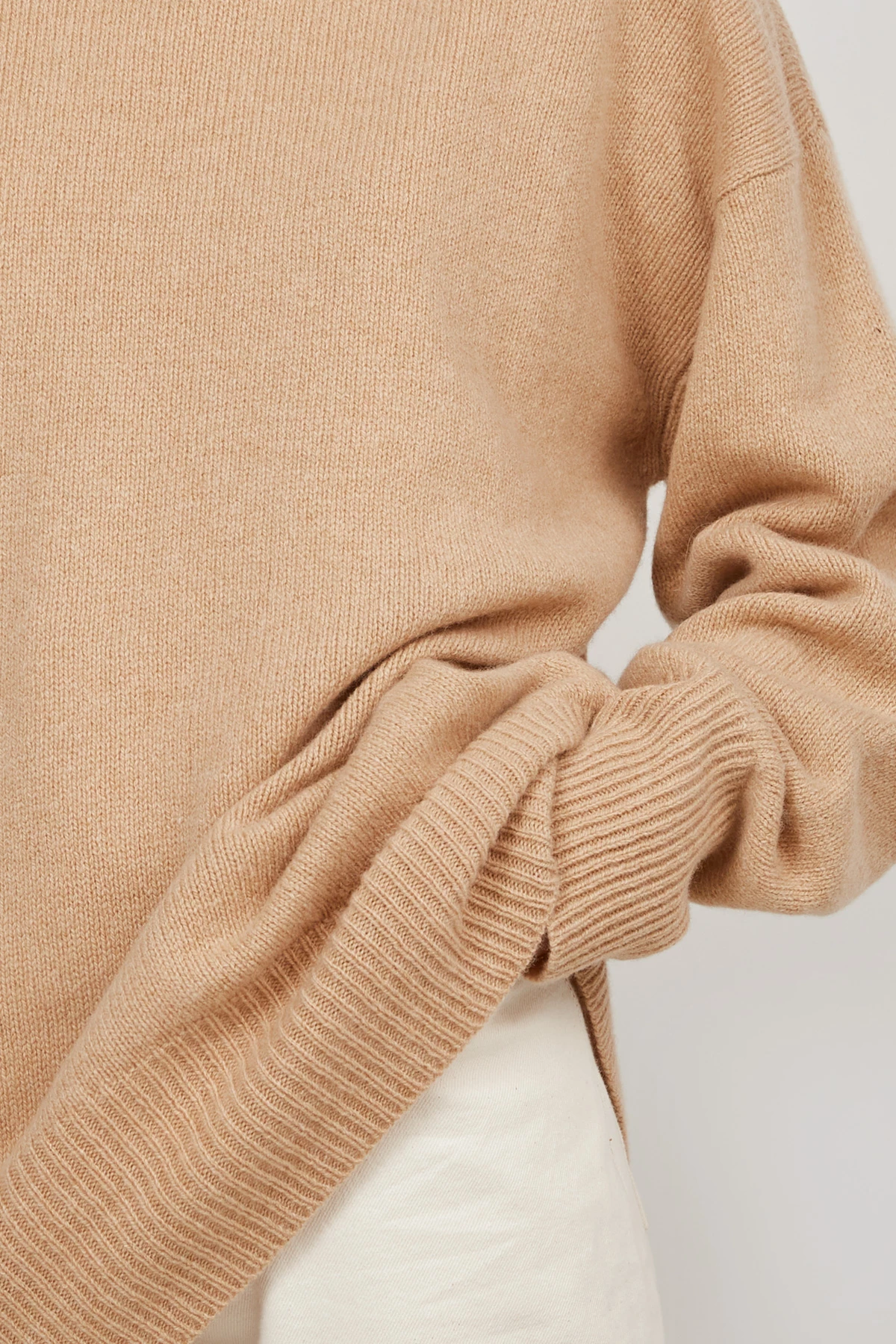Кашеміровий бежевий об'ємний светр з горловиною, фото 2