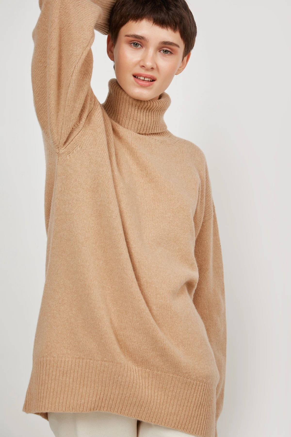 Кашеміровий бежевий об'ємний светр з горловиною, фото 4