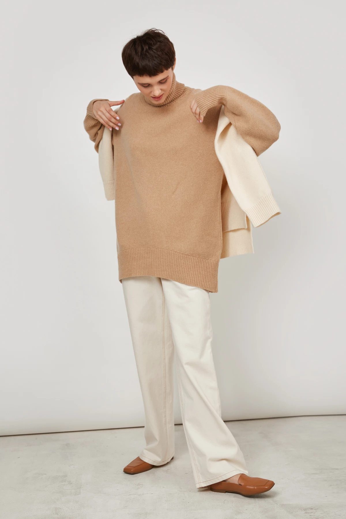 Кашеміровий бежевий об'ємний светр з горловиною, фото 6