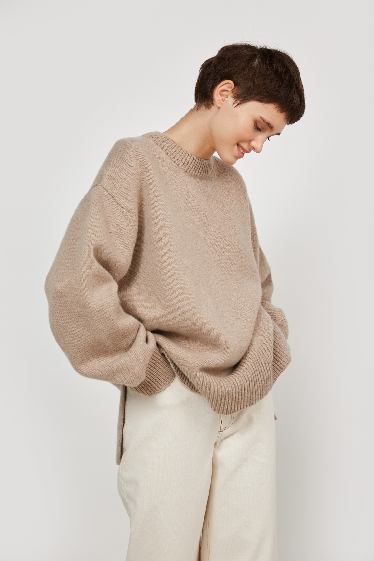Кашеміровий об'ємний светр бежевого кольору, фото 2