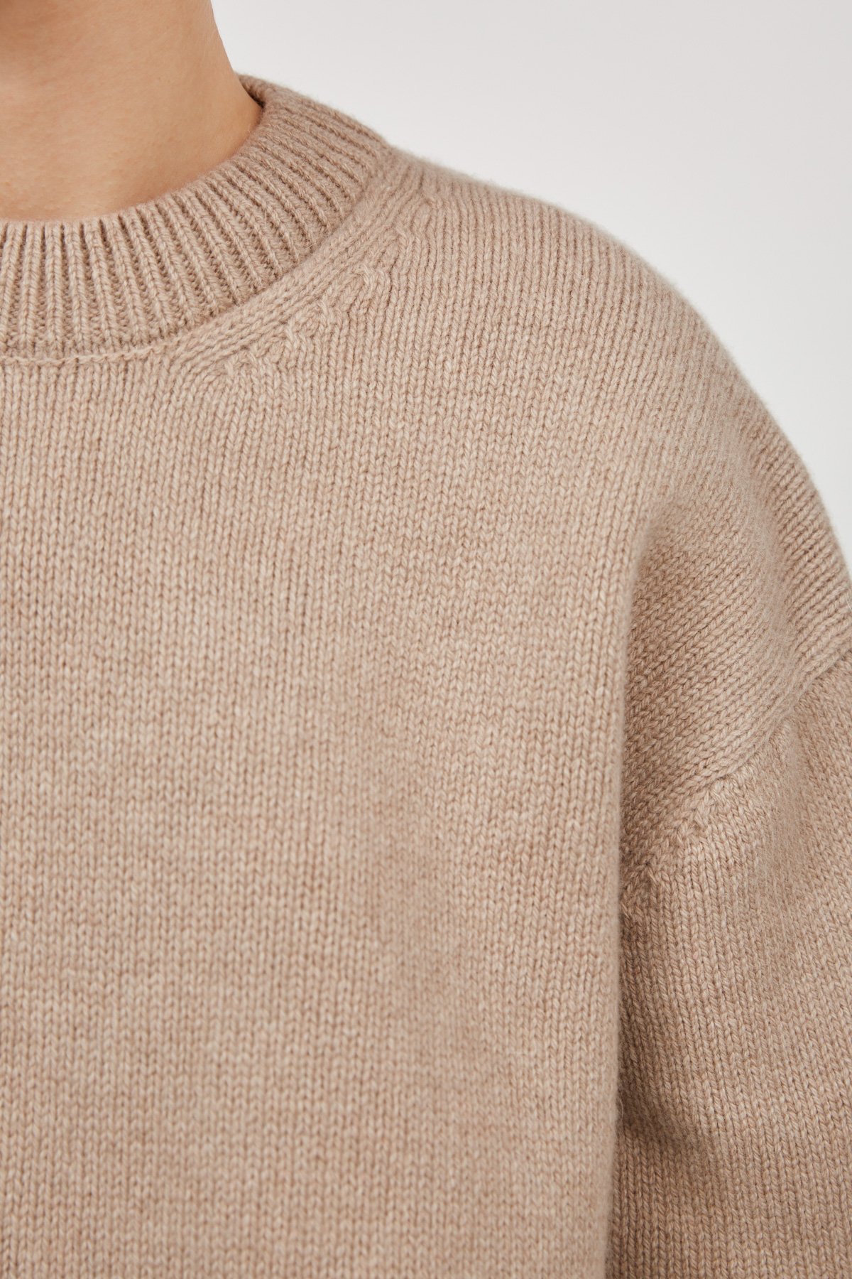 Кашеміровий об'ємний светр бежевого кольору, фото 6