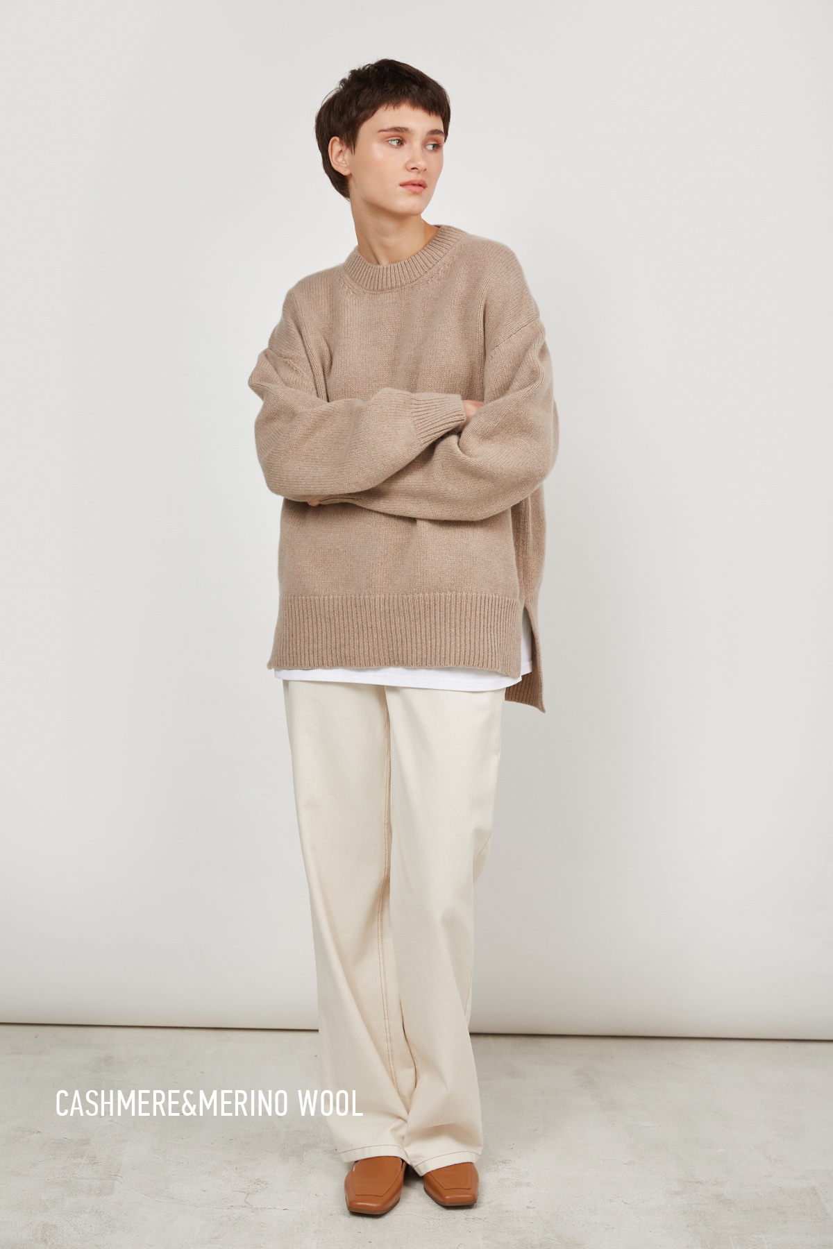 Кашеміровий об'ємний светр бежевого кольору, фото 8