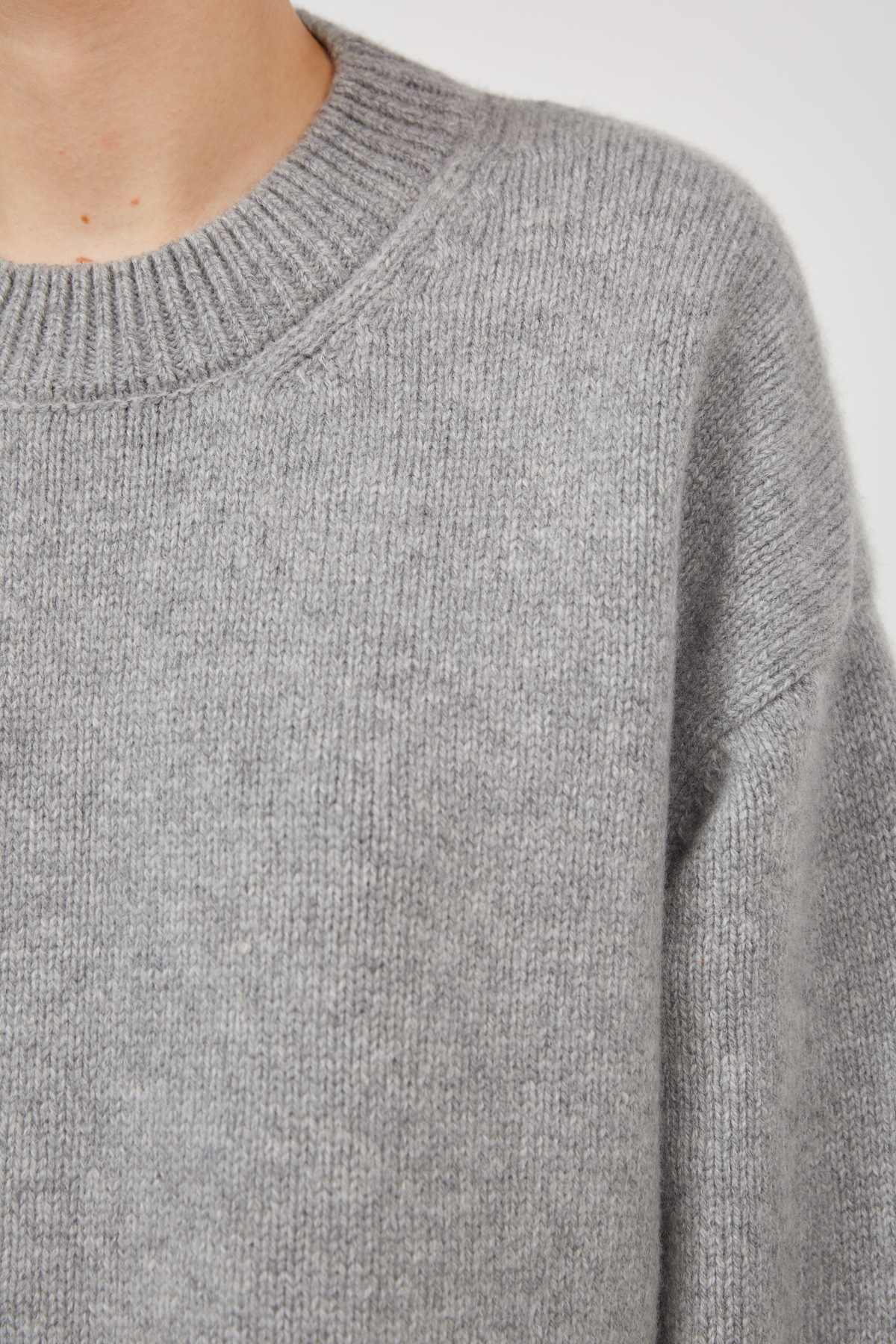 Кашеміровий об'ємний светр сірого кольору, фото 4