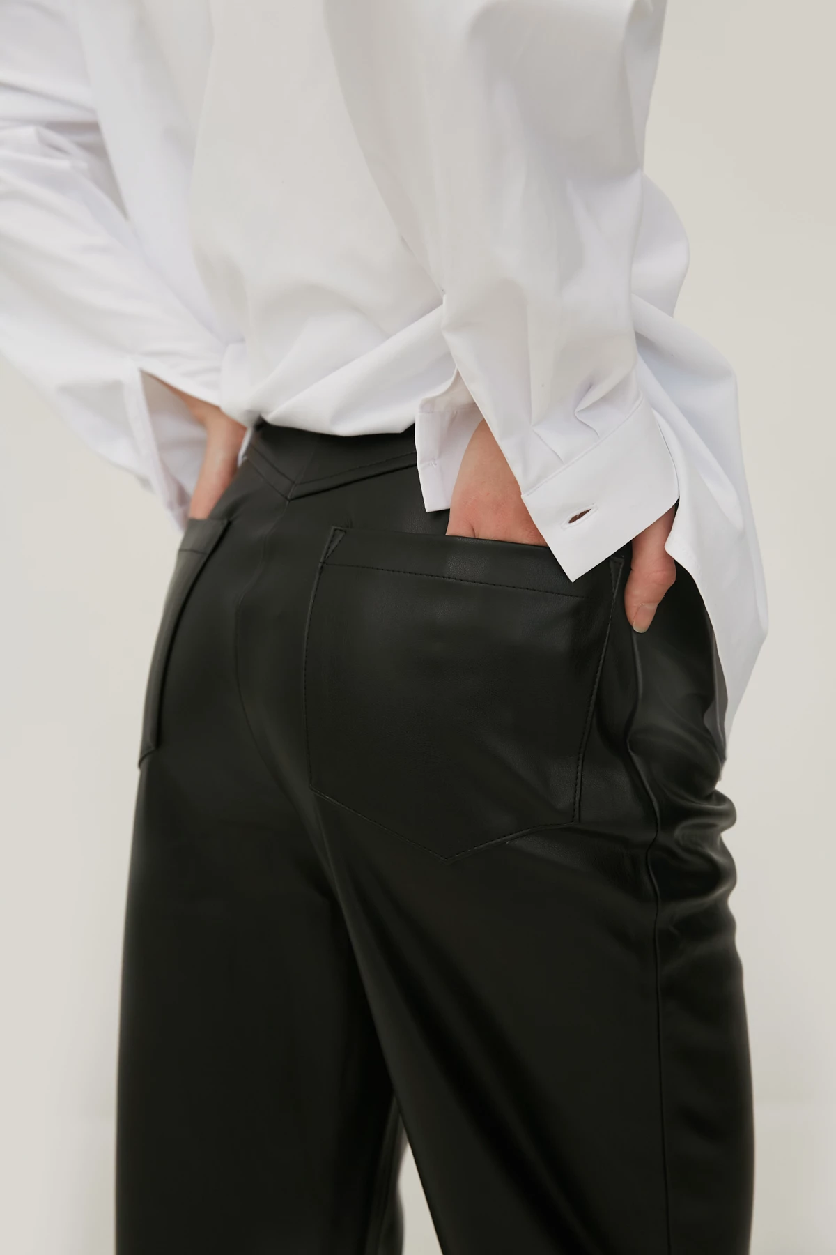 Чорні вкорочені штани з екошкіри, фото 5
