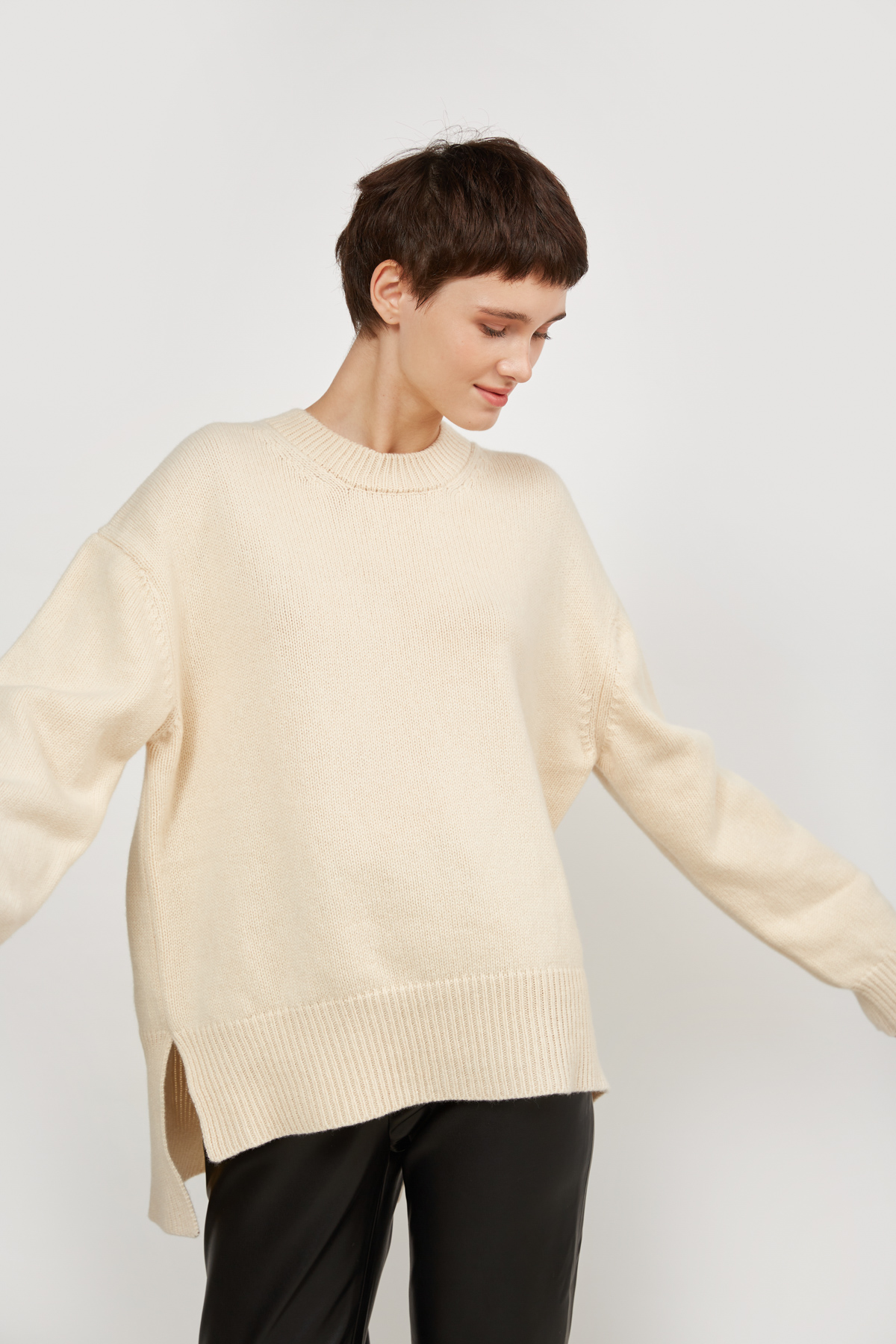 Кашеміровий об'ємний светр молочного кольору, фото 2