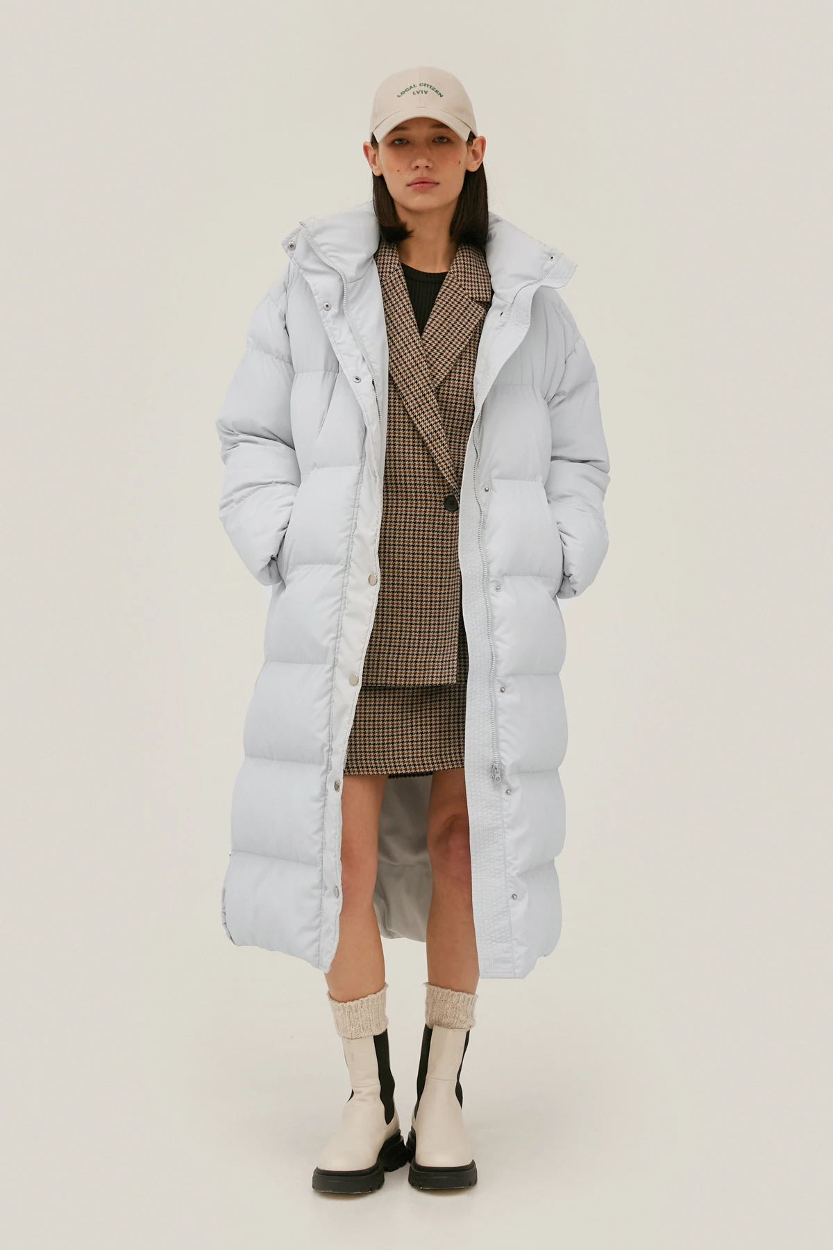 Long quilted coat of light gray color, photo 1