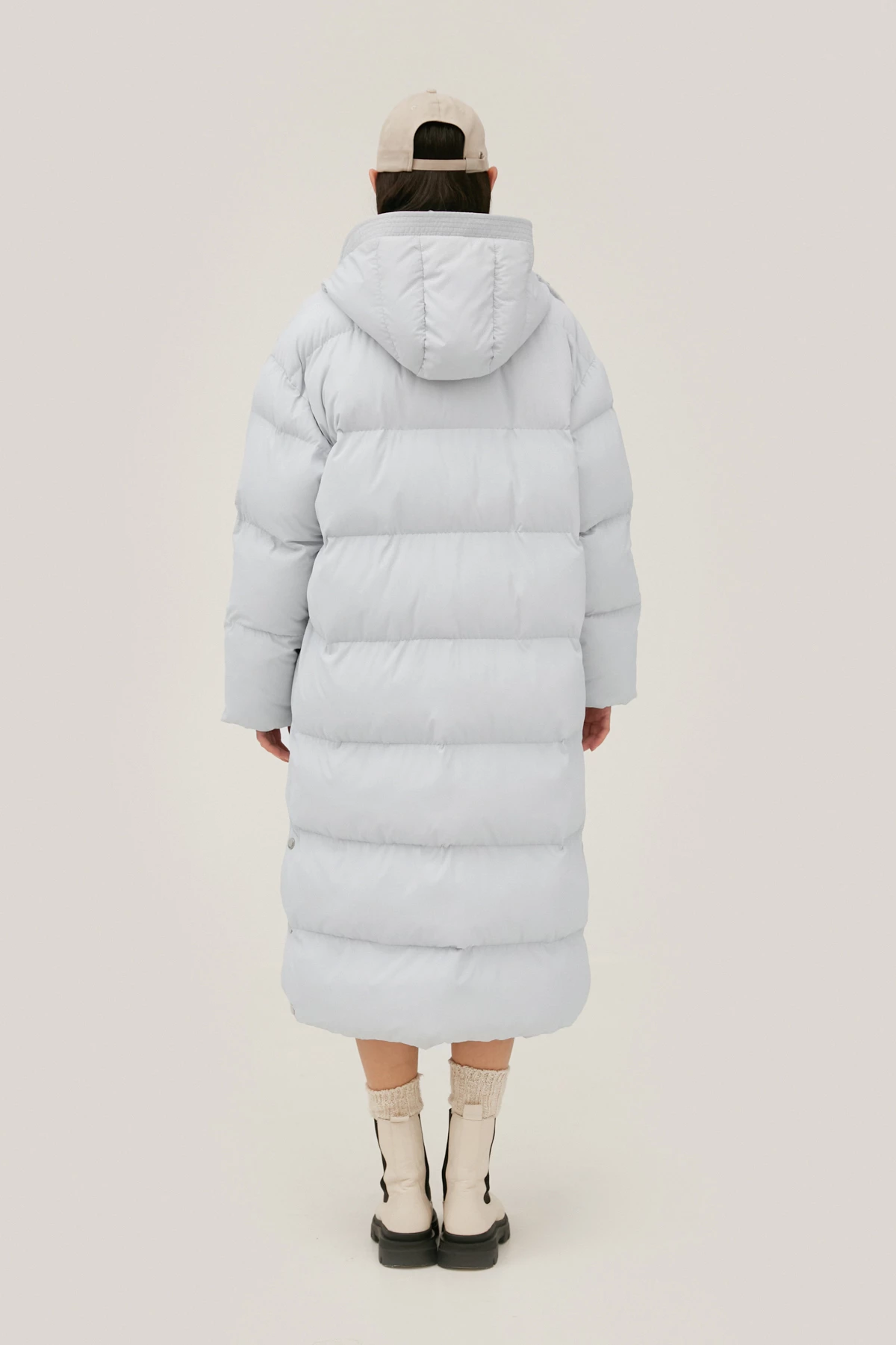 Long quilted coat of light gray color, photo 3