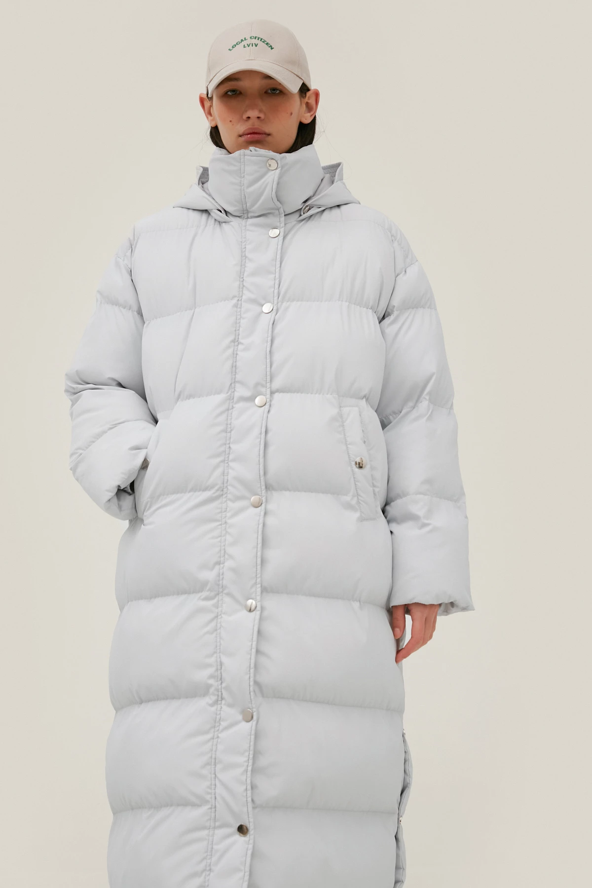 Long quilted coat of light gray color, photo 4