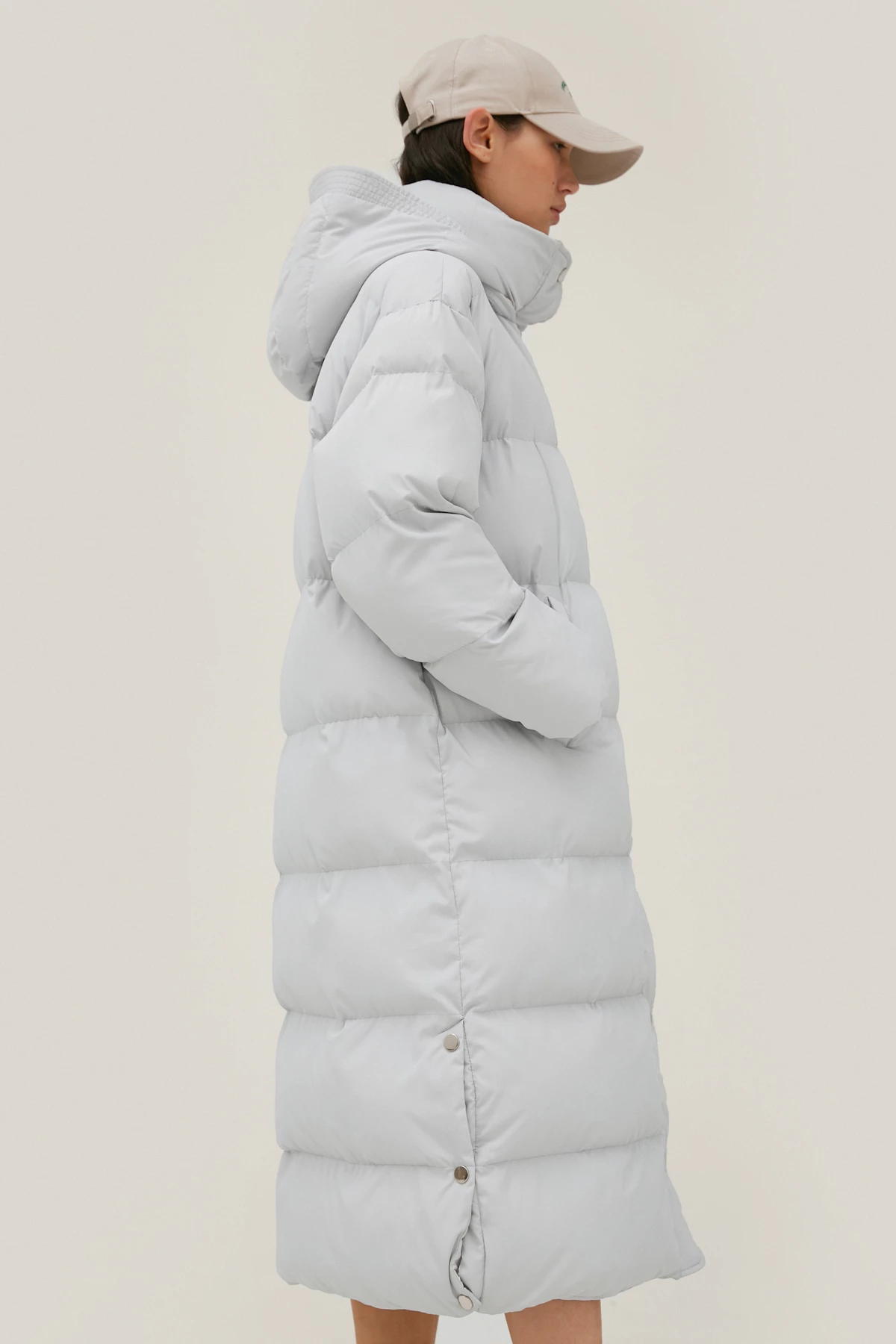 Long quilted coat of light gray color, photo 5
