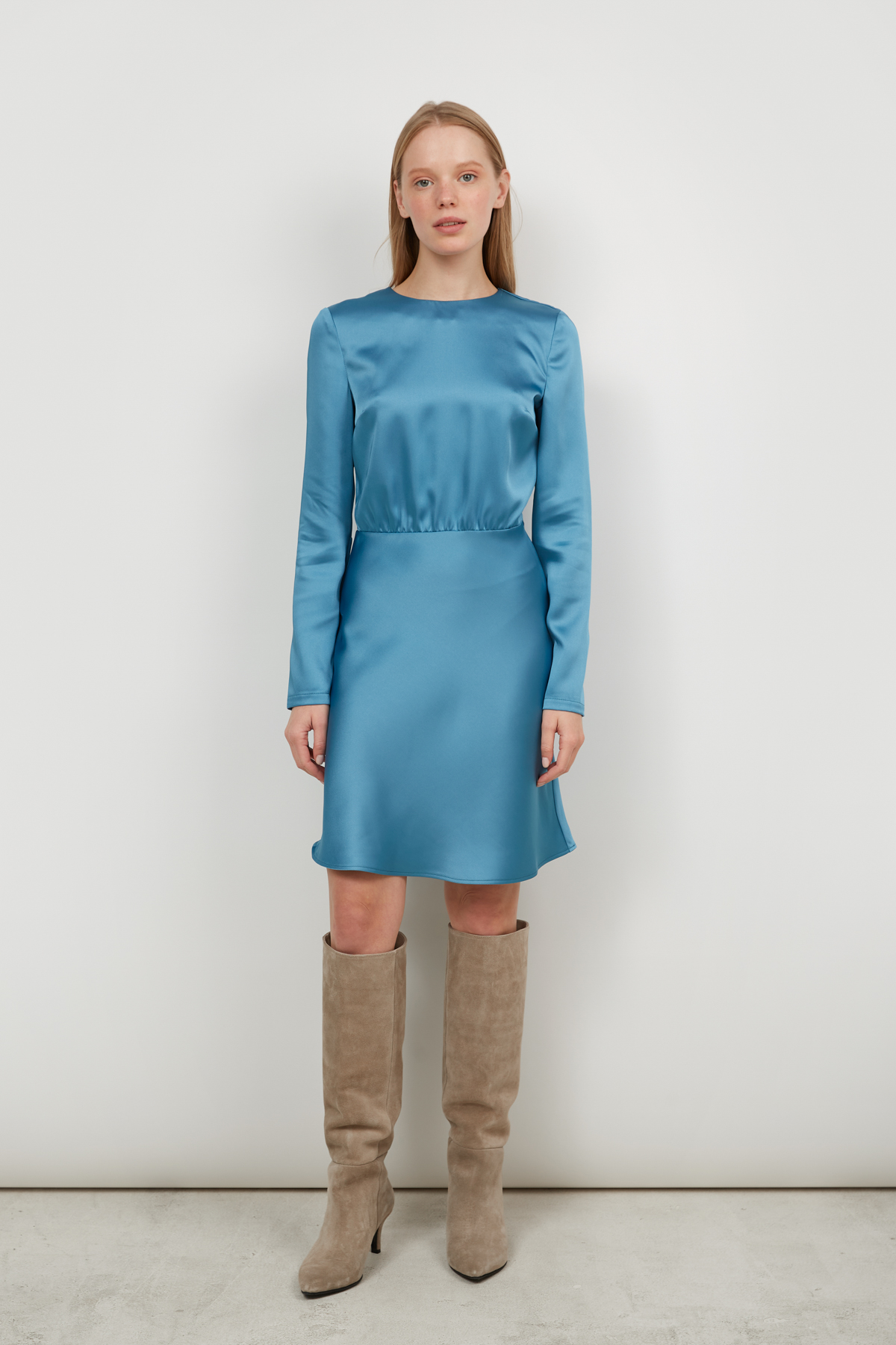Short blue dress in satin with long sleeves, photo 2