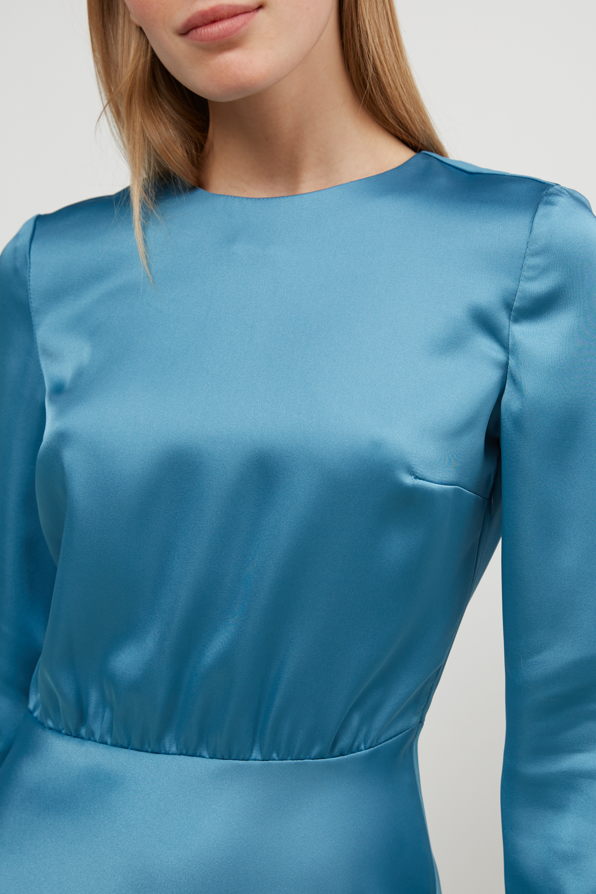 Short blue dress in satin with long sleeves, photo 3