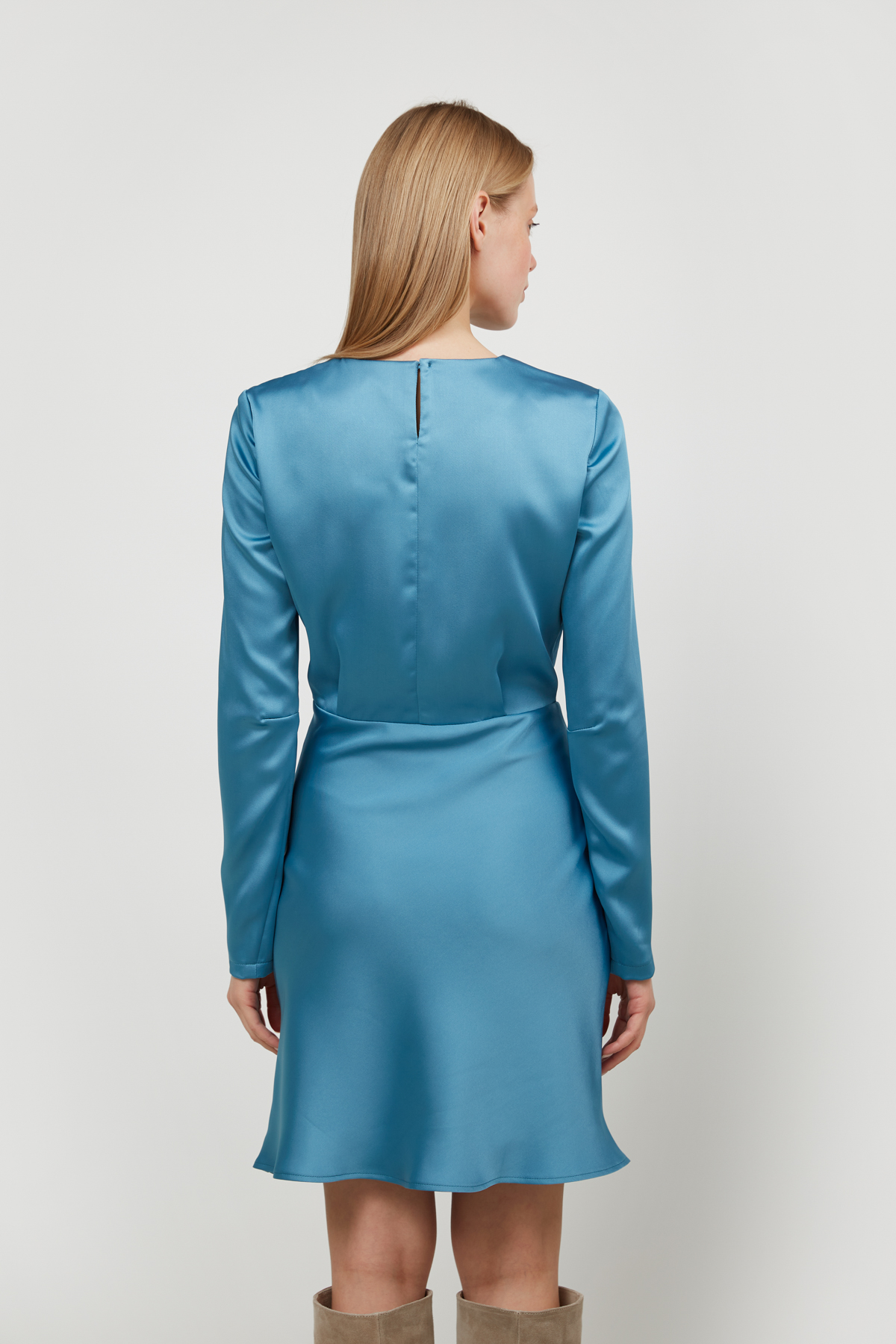 Short blue dress in satin with long sleeves, photo 4