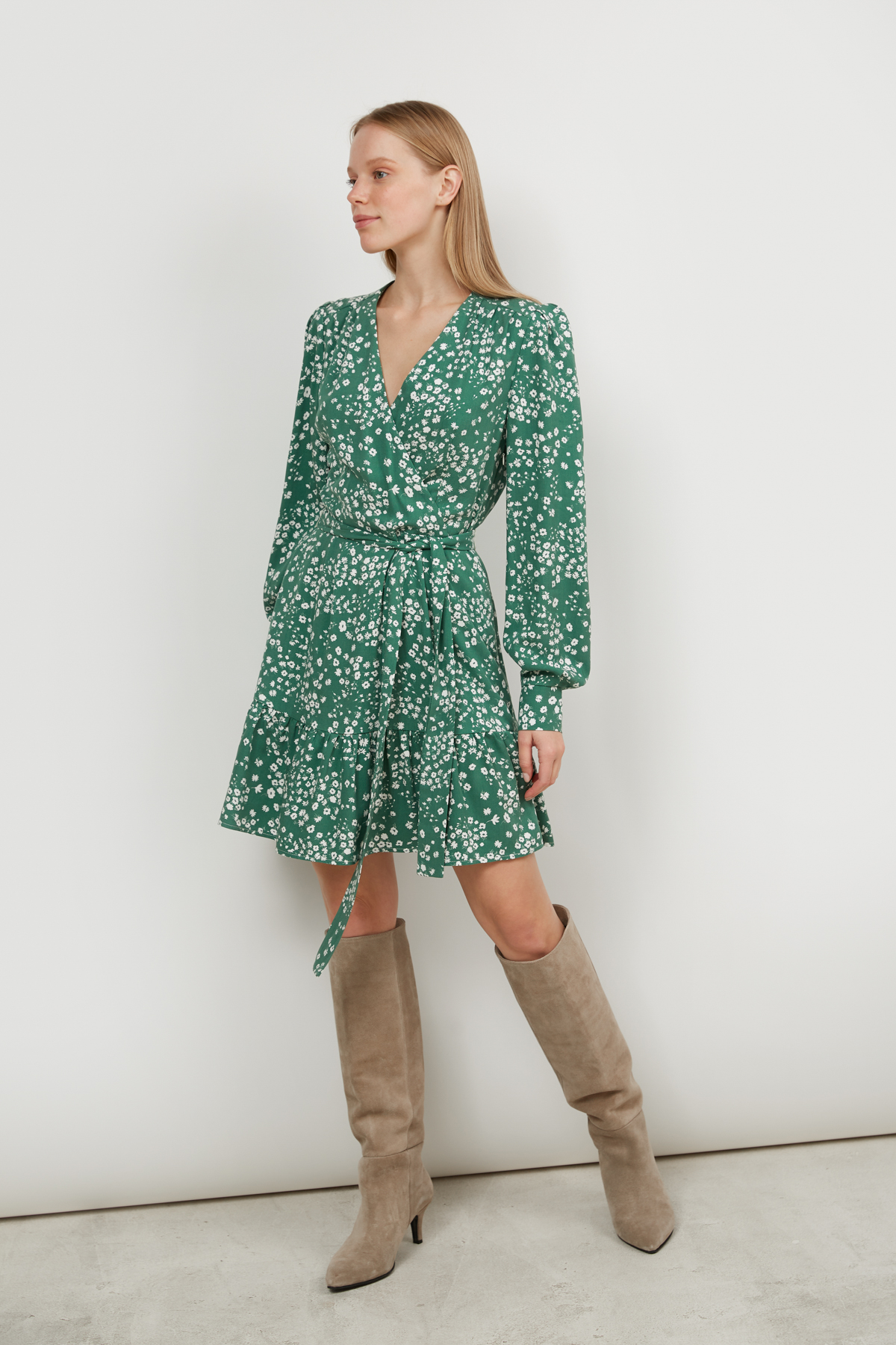 Short viscose dress in green with floral print, photo 2