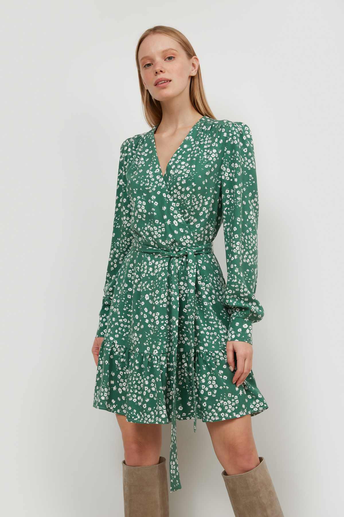 Short viscose dress in green with floral print, photo 3