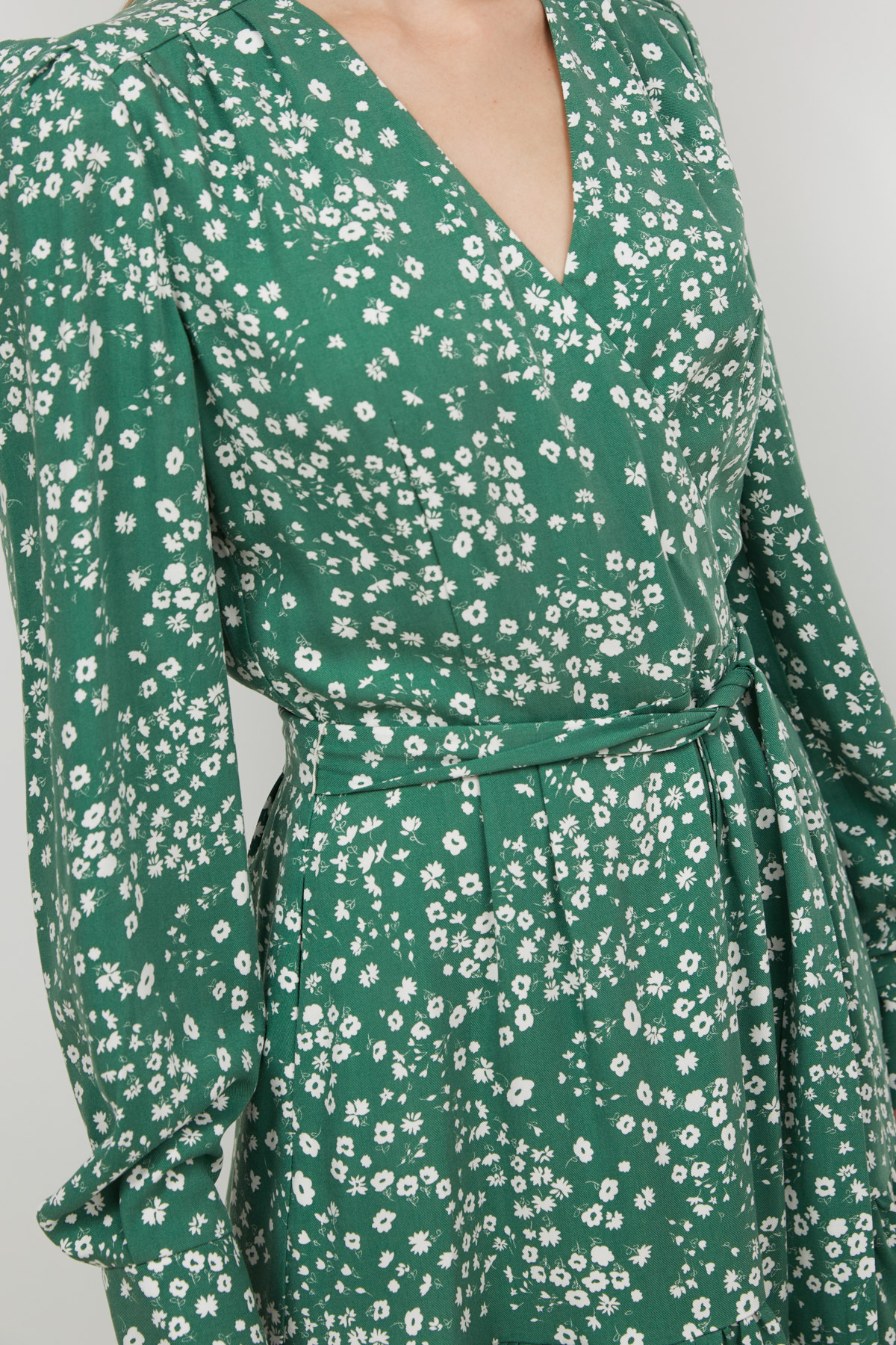 Short viscose dress in green with floral print, photo 4