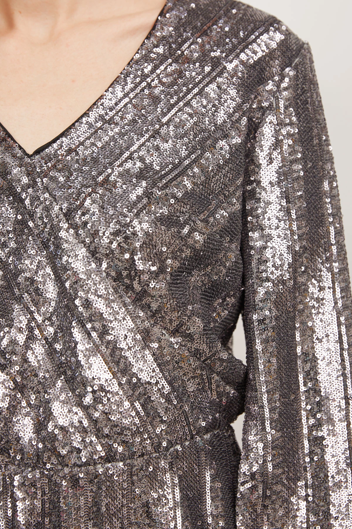 Коротка сукня з рукавом в темно-срібні паєтки, фото 4