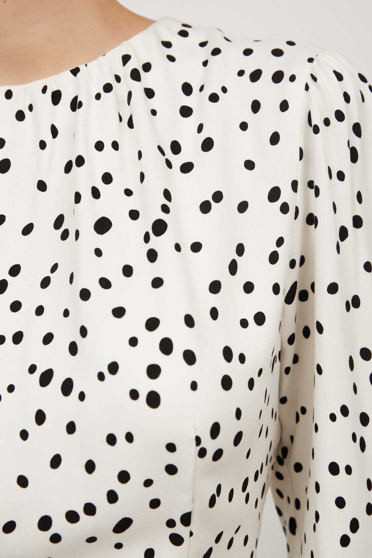 Коротка віскозна сукня молочна в принт чорні краплі, фото 4