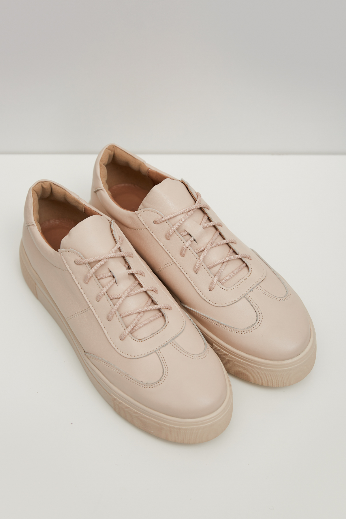 Beige leather sneakers with thick soles, photo 3
