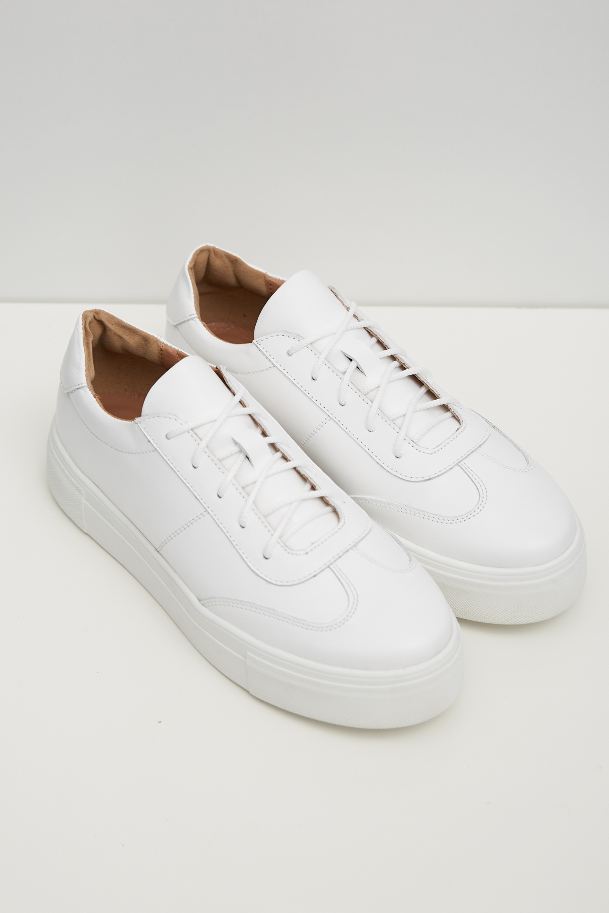 White leather sneakers with thick soles, photo 1