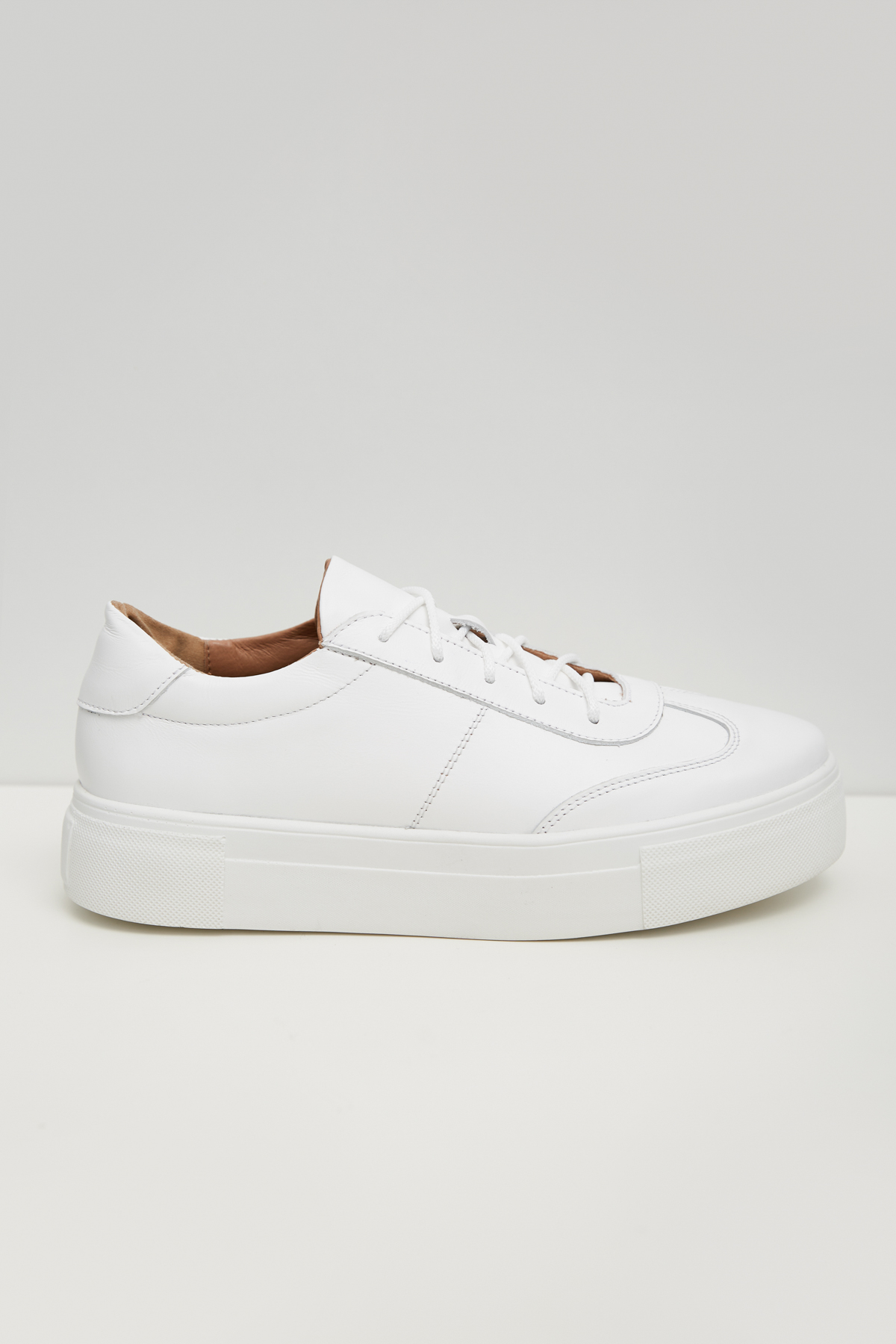 White leather sneakers with thick soles, photo 2