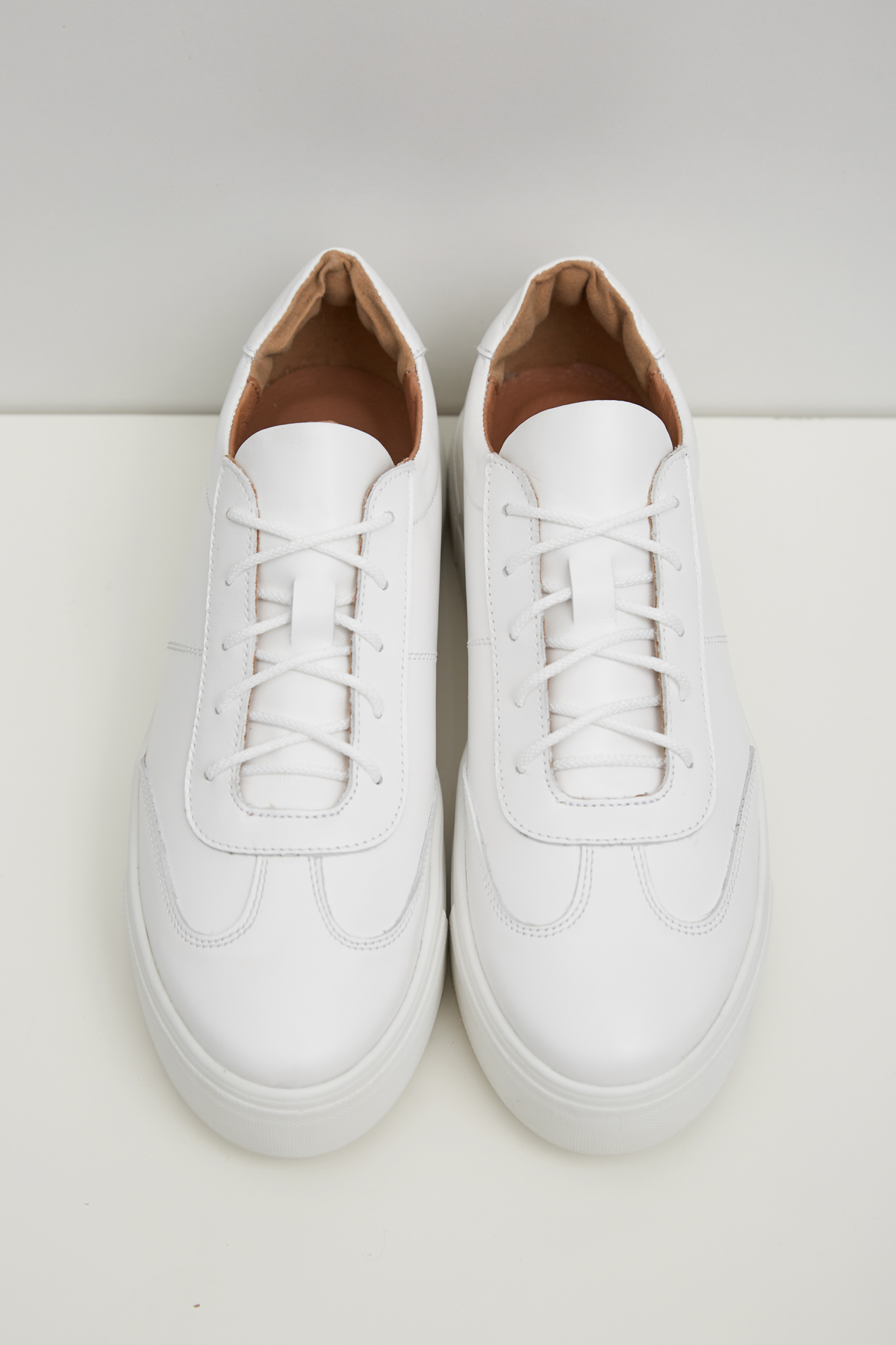 White leather sneakers with thick soles, photo 3