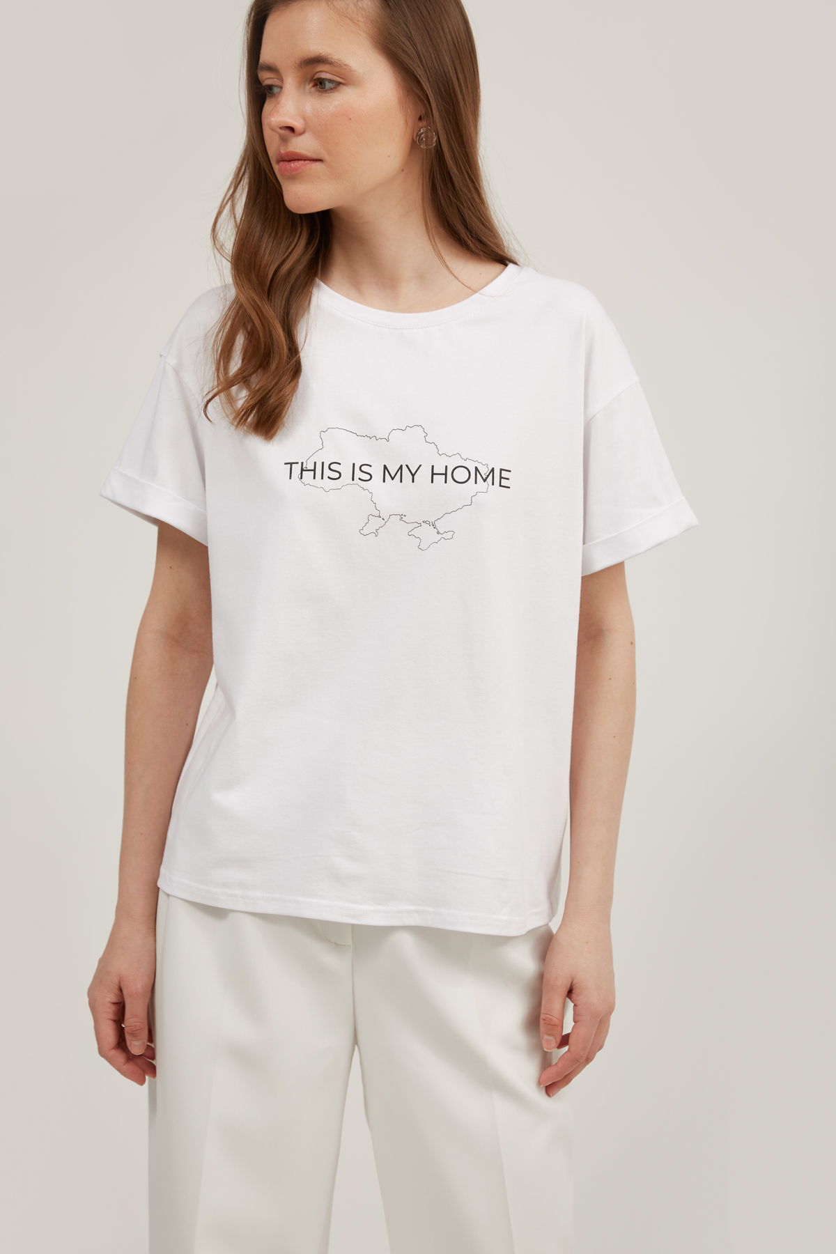 Белая футболка со спущенной линией плеча с надписью "This is my home", фото 2
