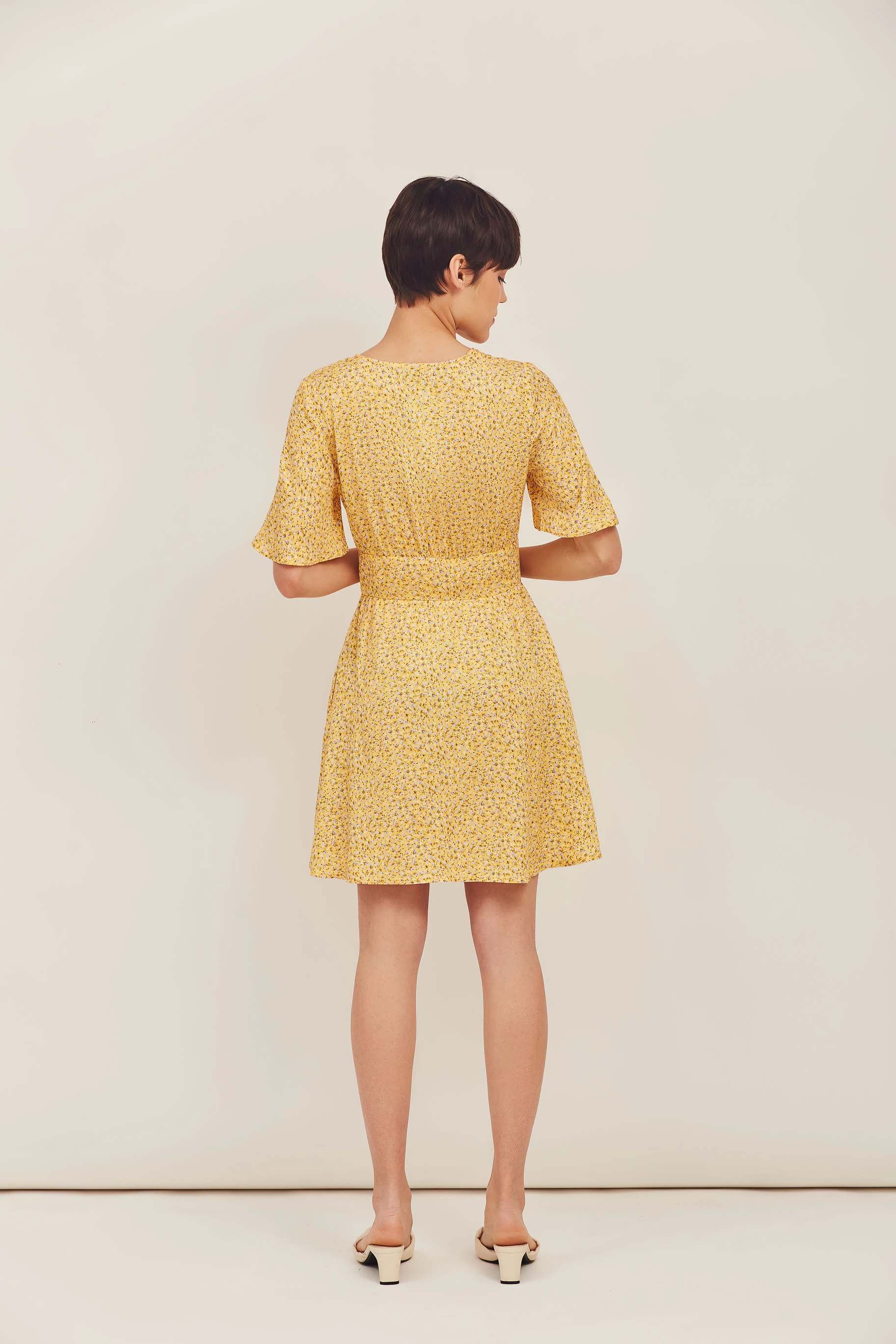 Желтое короткое платье из вискозы в цветочный принт, фото 3