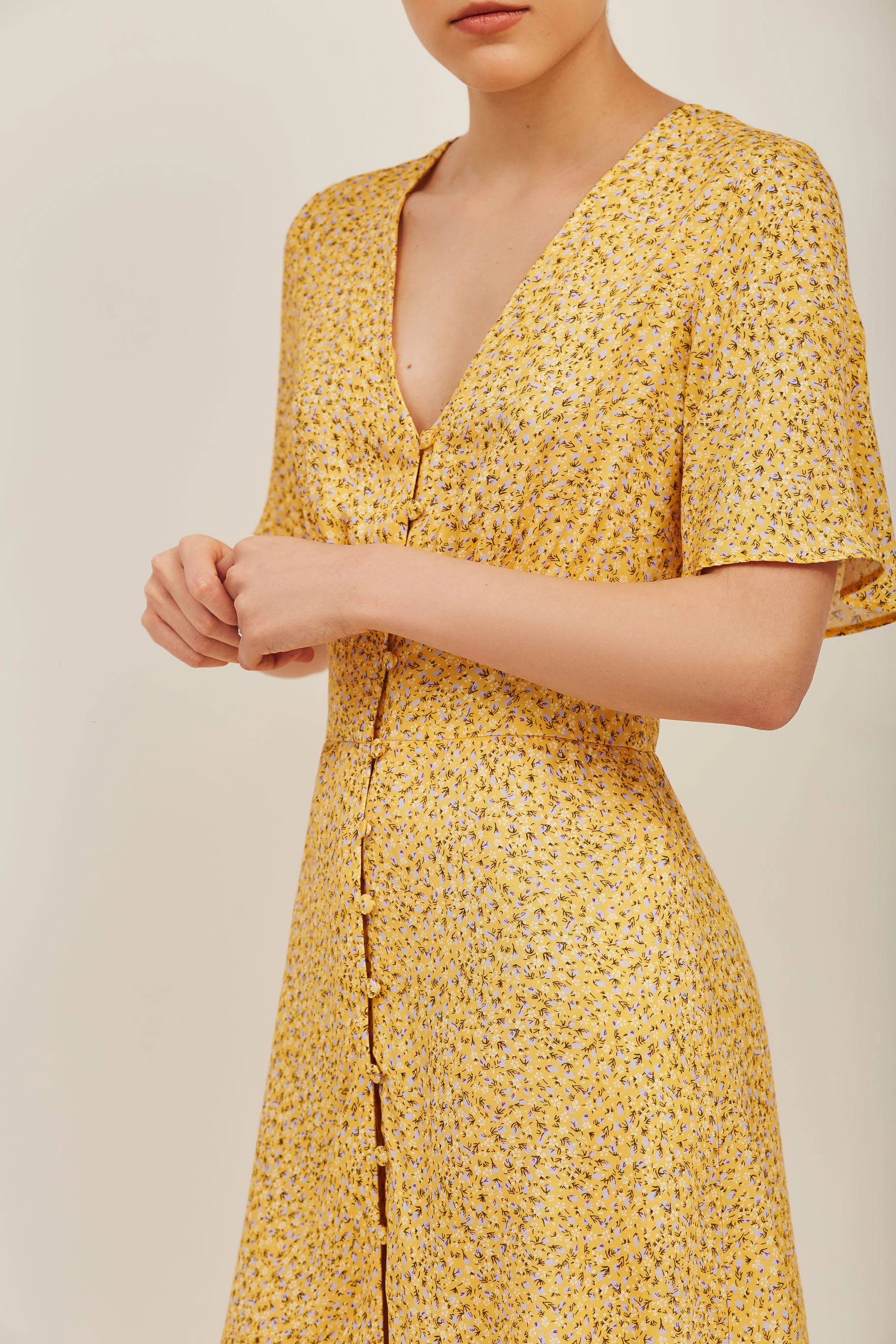 Желтое короткое платье из вискозы в цветочный принт, фото 5