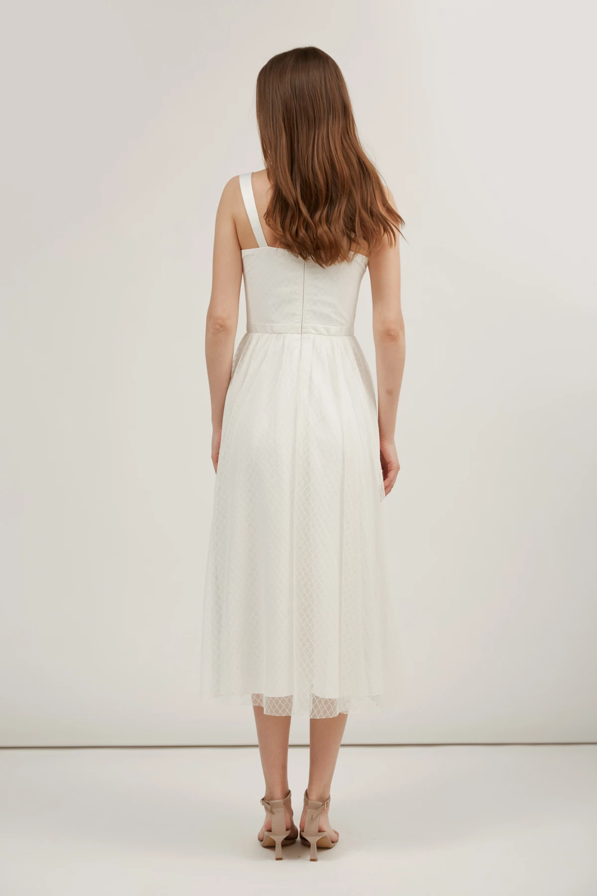 Milky waist-fitted midi dress made of mesh, photo 5