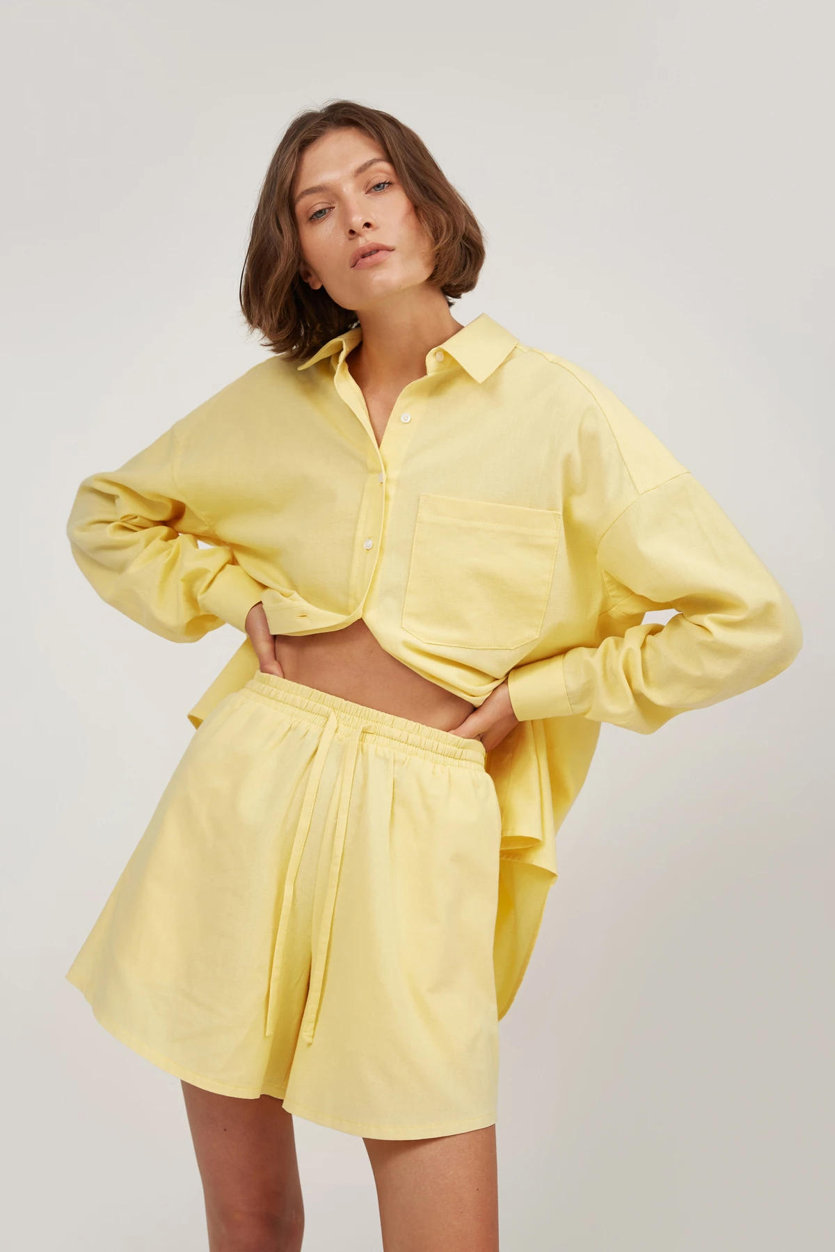 Light yellow loose-fit shorts with linen , photo 1